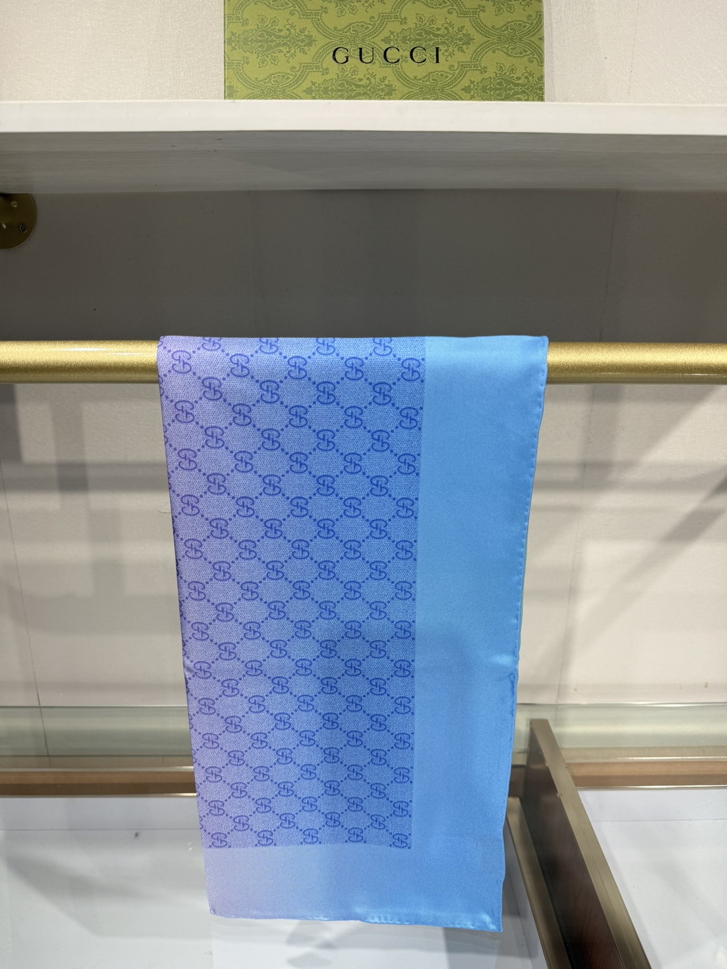 💟被田曦薇美到失语!Gucci丝巾穿出“甜辣教科谁懂啊!田曦薇把Gucci丝巾穿成挂脖上衣，直接把
“甜