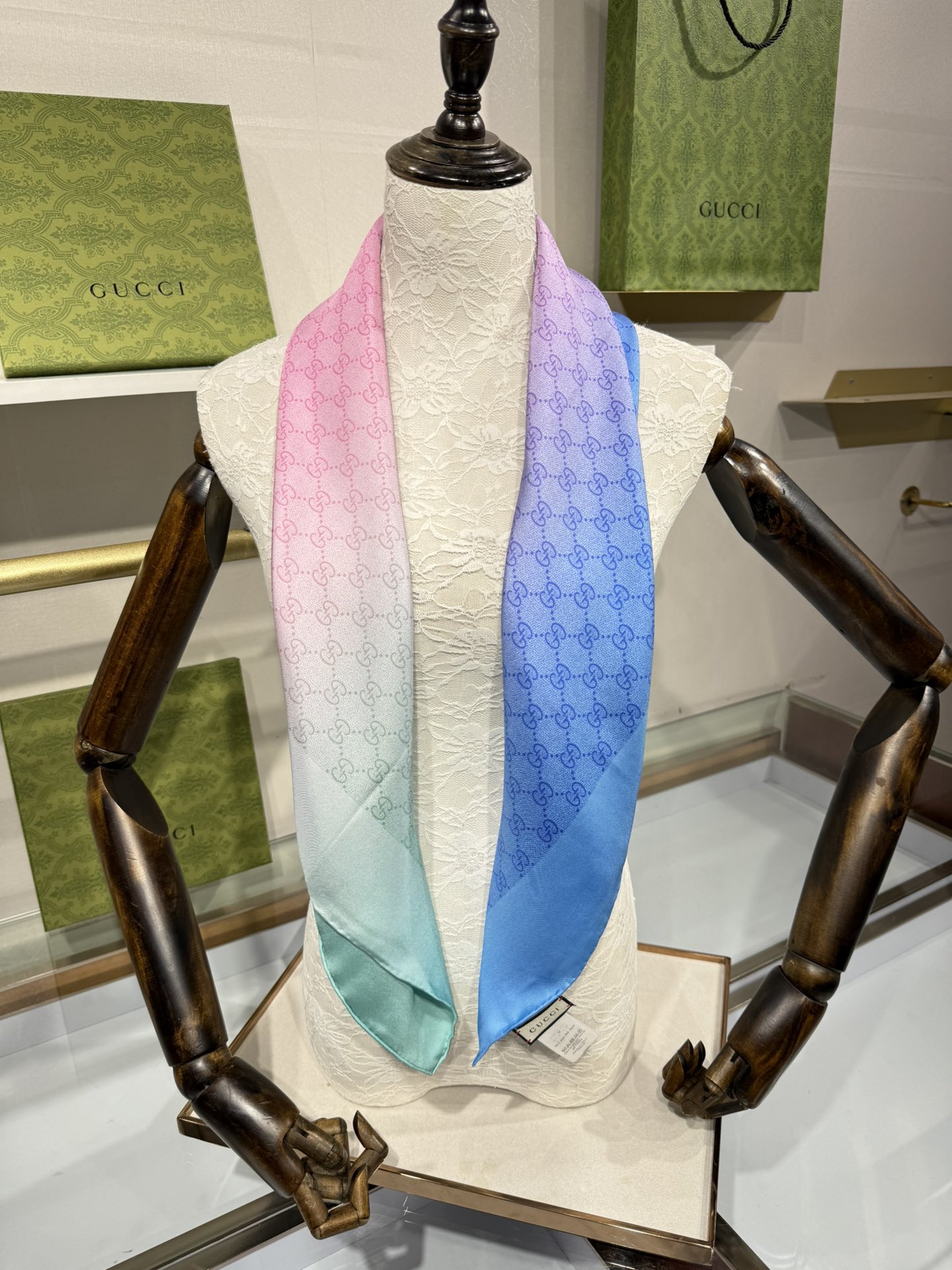 💟被田曦薇美到失语!Gucci丝巾穿出“甜辣教科谁懂啊!田曦薇把Gucci丝巾穿成挂脖上衣，直接把
“甜