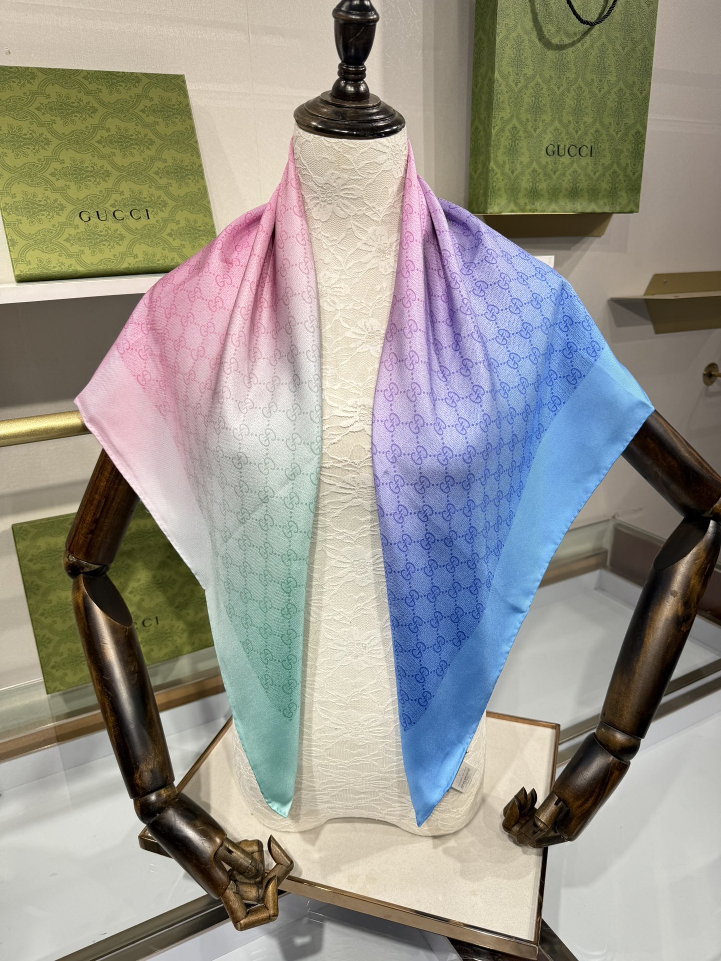 💟被田曦薇美到失语!Gucci丝巾穿出“甜辣教科谁懂啊!田曦薇把Gucci丝巾穿成挂脖上衣，直接把
“甜