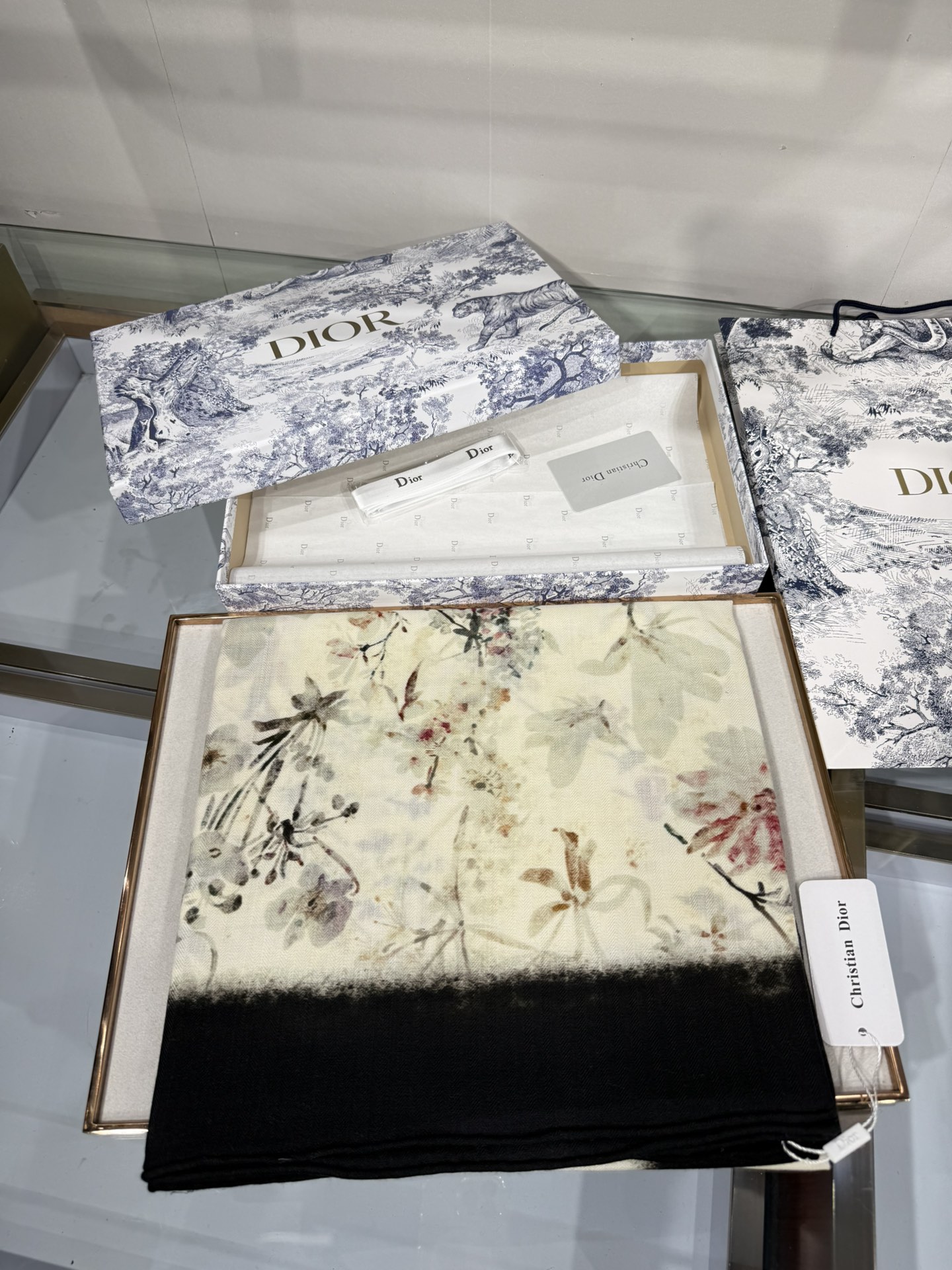Dior 140丝毛双面同色印花披肩 140 厘米象牙色和黑色丝毛面料多色 Millefiori 图案 这款披肩饰以多色