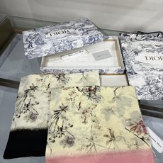 Dior 140丝毛双面同色印花披肩 140 厘米象牙色和黑色丝毛面料多色 Millefiori 图案 这款披肩饰以多色 Dior 140丝毛双面同色印花披肩 140 厘米象牙色和黑色丝毛面料多色 Millefiori 图案 这款披肩饰以多色