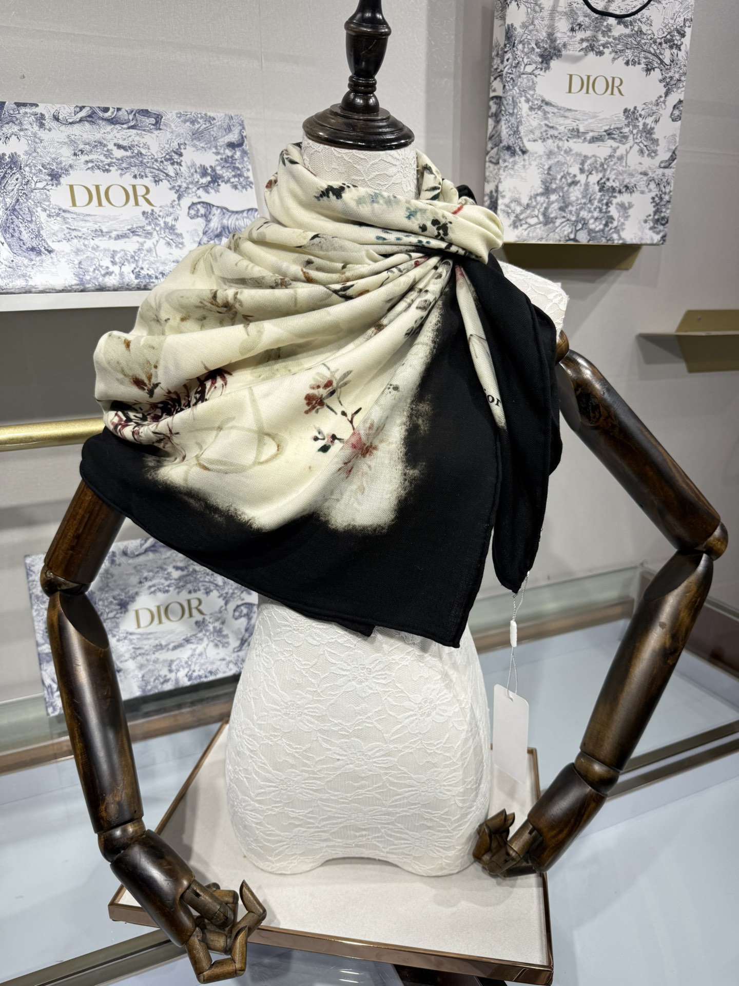 Dior 140丝毛双面同色印花披肩 140 厘米象牙色和黑色丝毛面料多色 Millefiori 图案 这款披肩饰以多色