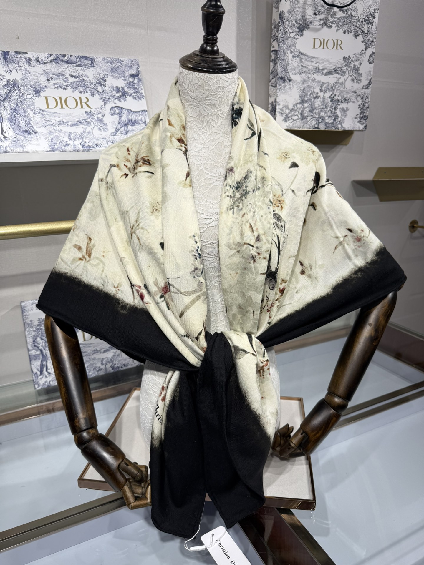 Dior 140丝毛双面同色印花披肩 140 厘米象牙色和黑色丝毛面料多色 Millefiori 图案 这款披肩饰以多色