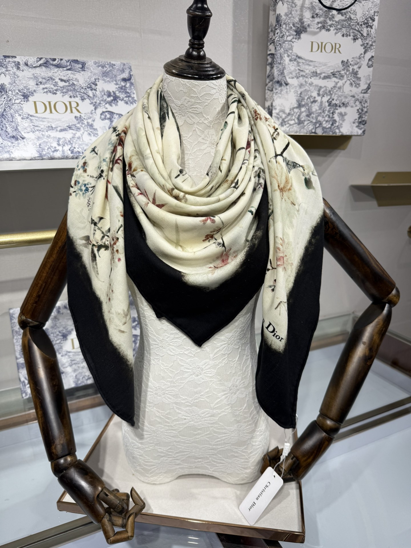 Dior 140丝毛双面同色印花披肩 140 厘米象牙色和黑色丝毛面料多色 Millefiori 图案 这款披肩饰以多色