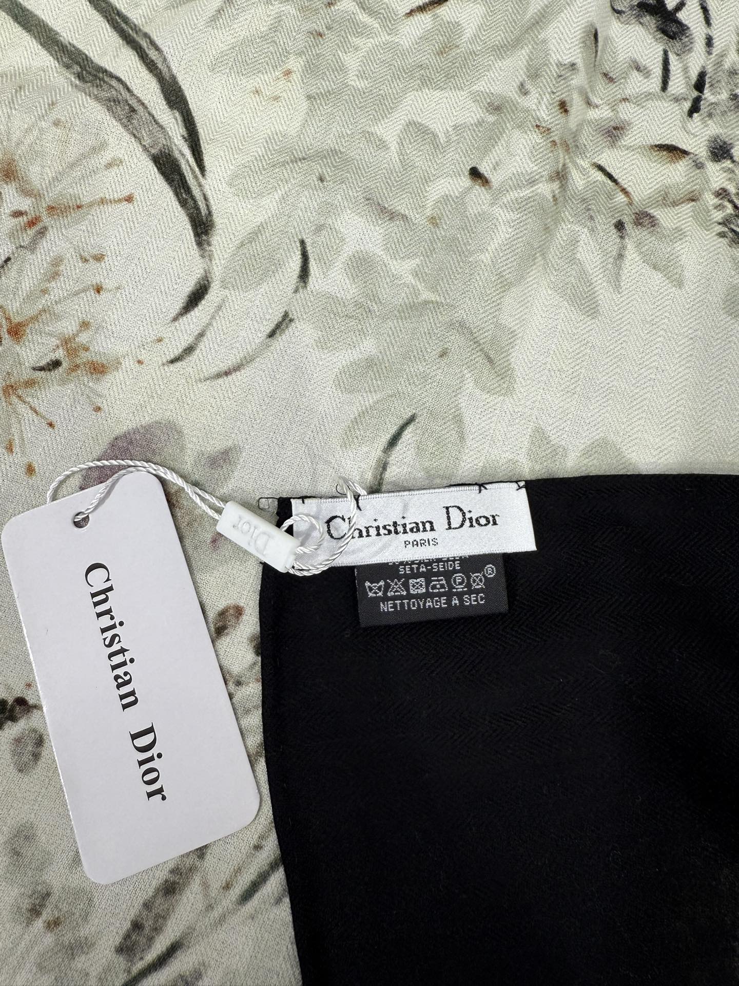 Dior 140丝毛双面同色印花披肩 140 厘米象牙色和黑色丝毛面料多色 Millefiori 图案 这款披肩饰以多色