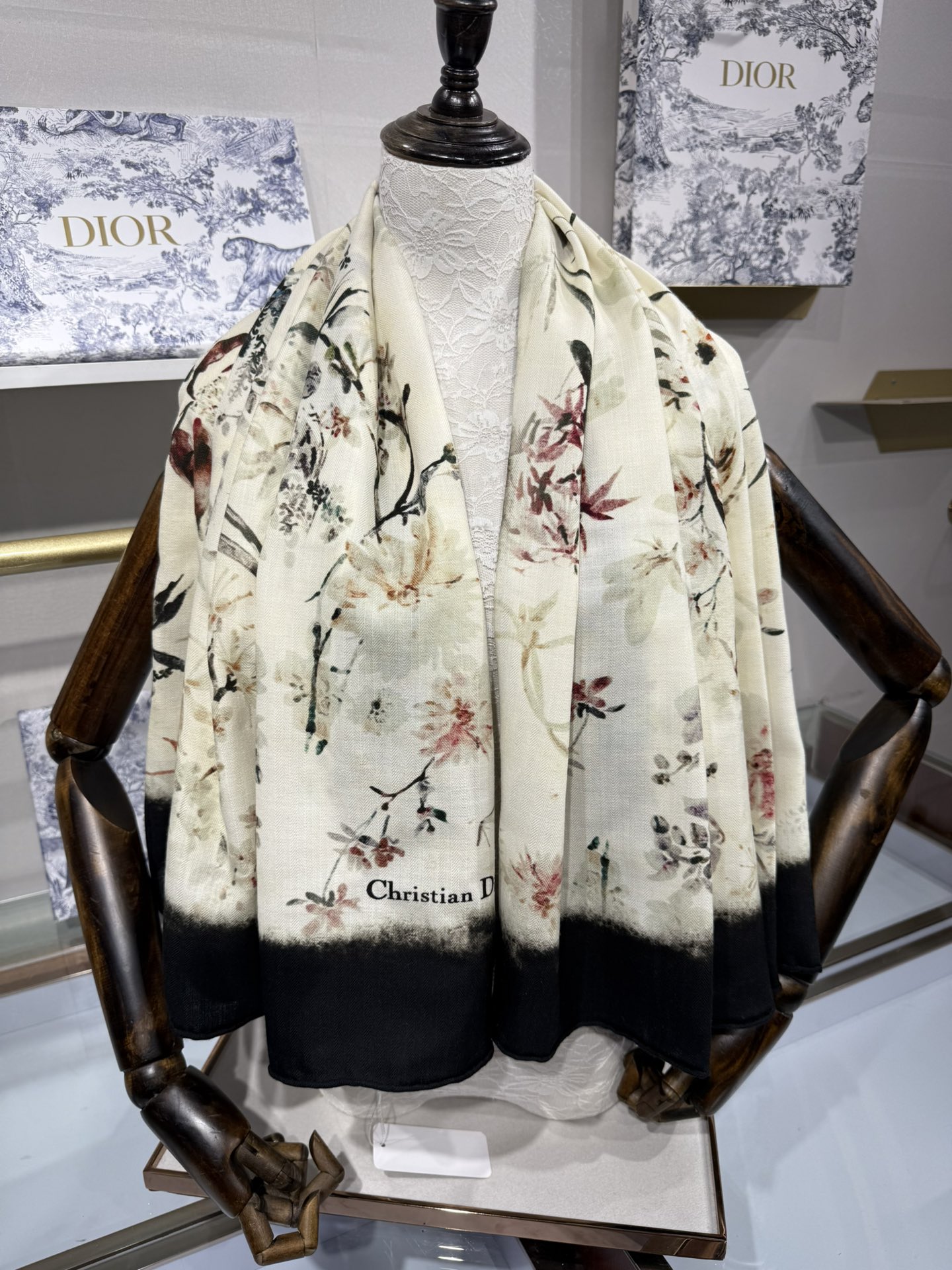 Dior 140丝毛双面同色印花披肩 140 厘米象牙色和黑色丝毛面料多色 Millefiori 图案 这款披肩饰以多色