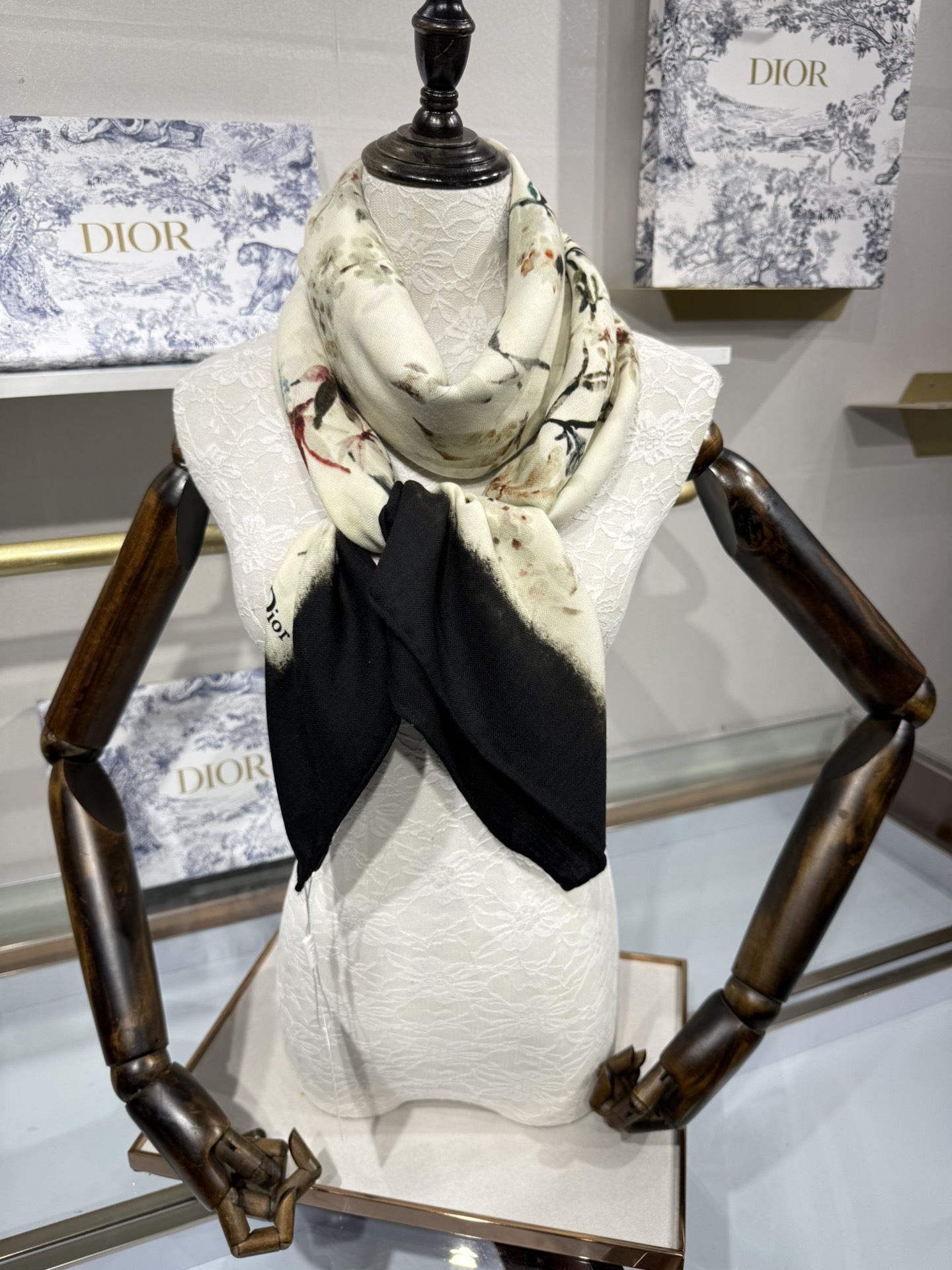 Dior 140丝毛双面同色印花披肩 140 厘米象牙色和黑色丝毛面料多色 Millefiori 图案 这款披肩饰以多色