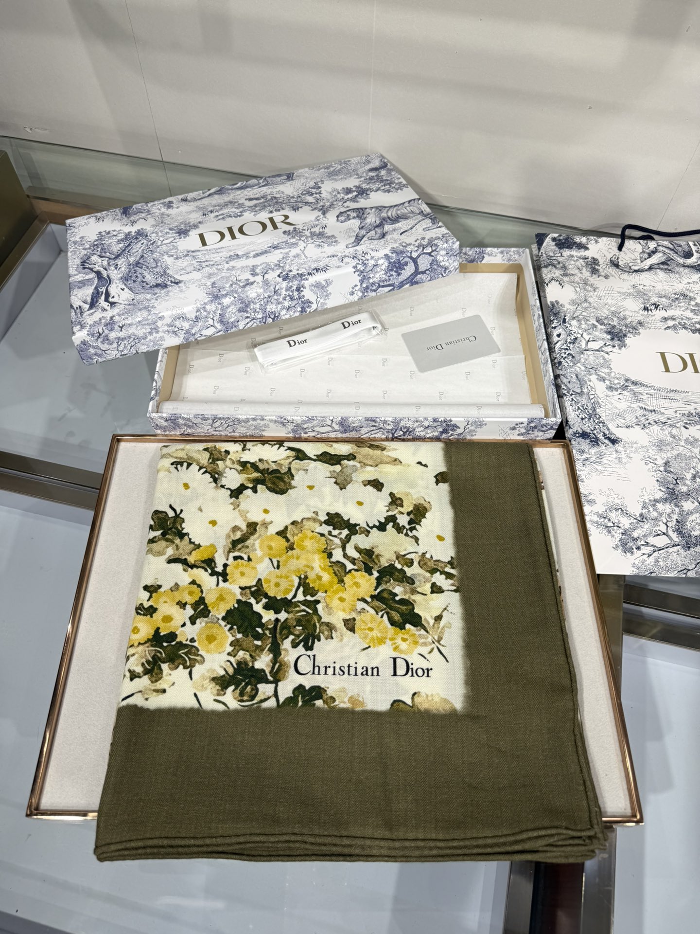 Dior 印花140丝毛双面同色披肩 140厘米柔灰绿色丝毛面料多色 Dior SaisonsAutomne-Hiver Dior 印花140丝毛双面同色披肩 140厘米柔灰绿色丝毛面料多色 Dior SaisonsAutomne-Hiver