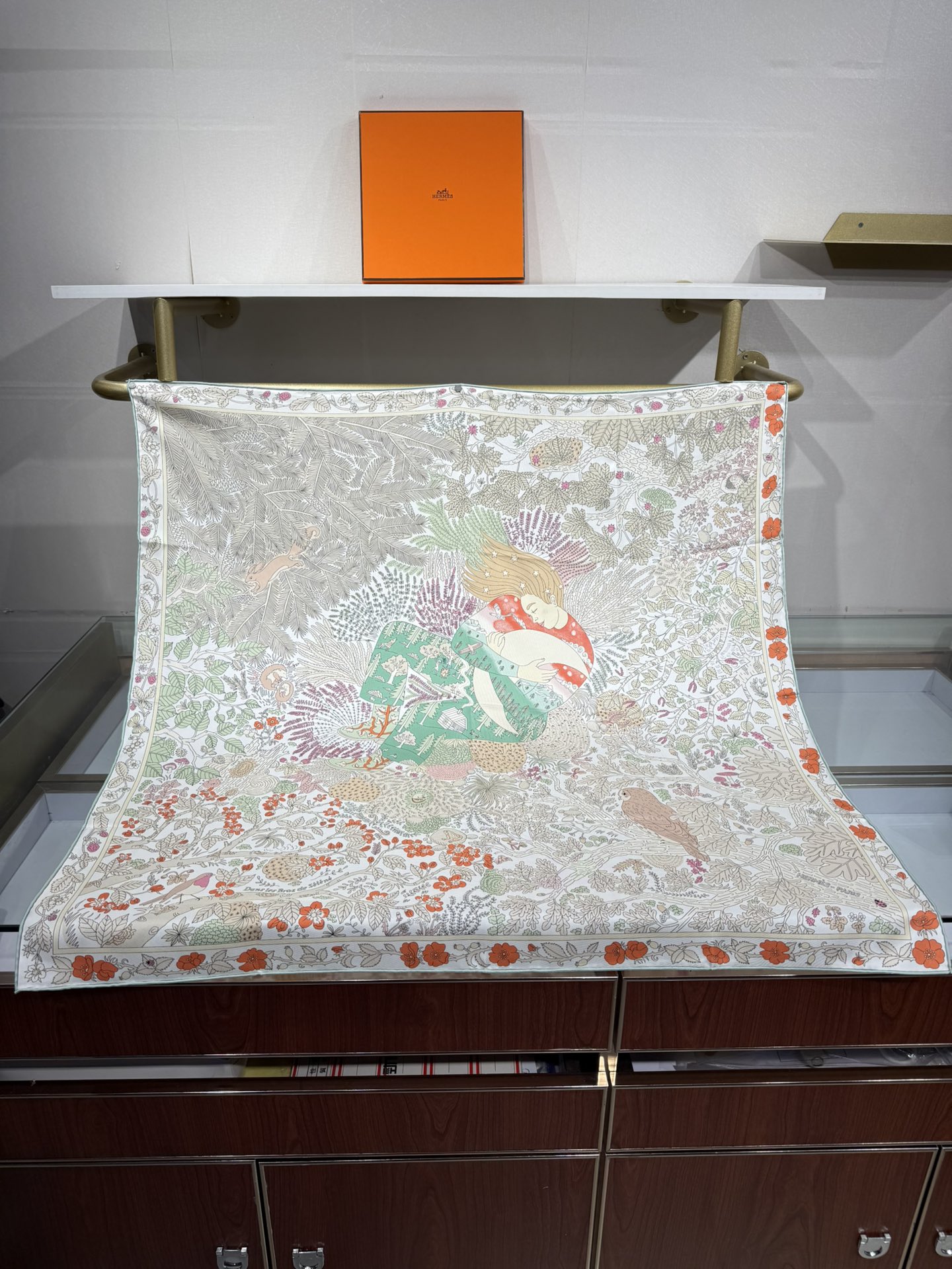 💟终于等到!“于月神之怀”丝巾把森林童话戴上救命!这条“于月神之怀”丝巾的细节，我能盯着看一整天!
画面