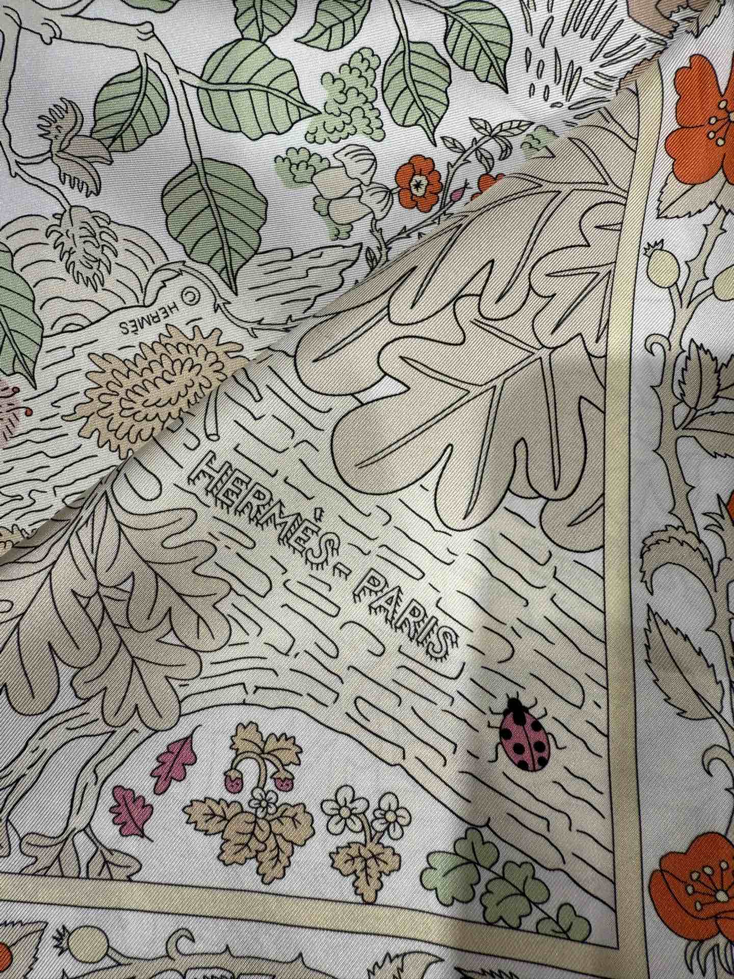 💟终于等到!“于月神之怀”丝巾把森林童话戴上救命!这条“于月神之怀”丝巾的细节，我能盯着看一整天!
画面