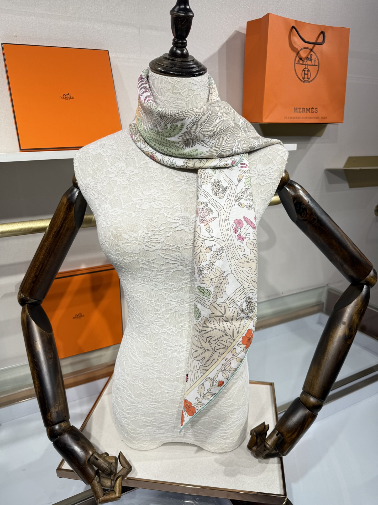 💟终于等到!“于月神之怀”丝巾把森林童话戴上救命!这条“于月神之怀”丝巾的细节，我能盯着看一整天!
画面