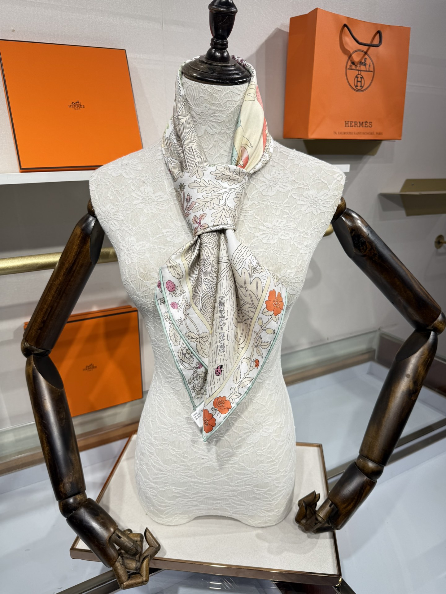 💟终于等到!“于月神之怀”丝巾把森林童话戴上救命!这条“于月神之怀”丝巾的细节，我能盯着看一整天!
画面