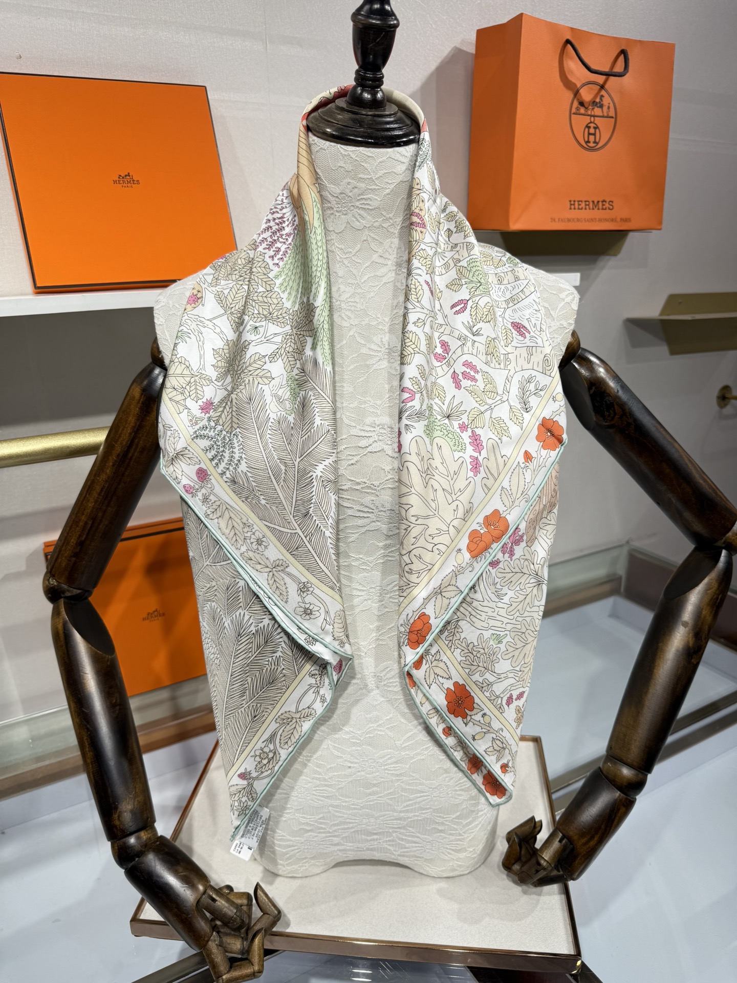 💟终于等到!“于月神之怀”丝巾把森林童话戴上救命!这条“于月神之怀”丝巾的细节，我能盯着看一整天!
画面