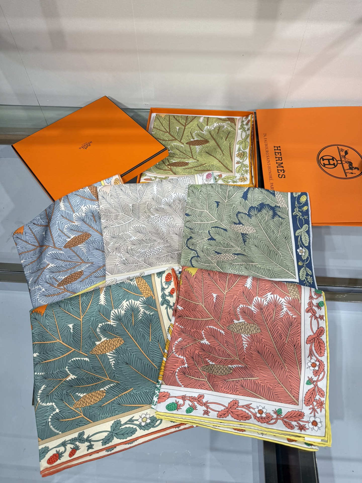 💟终于等到!“于月神之怀”丝巾把森林童话戴上救命!这条“于月神之怀”丝巾的细节，我能盯着看一整天!
画面