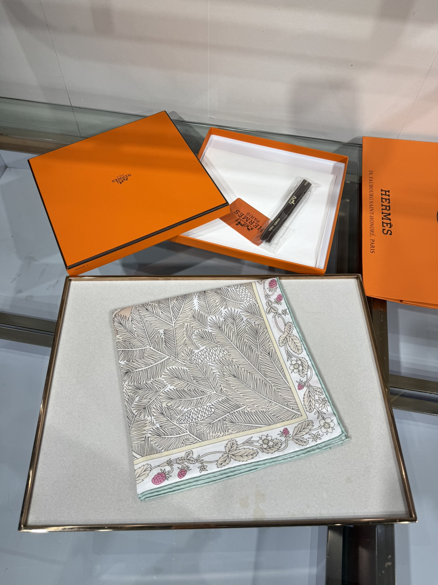 💟终于等到!“于月神之怀”丝巾把森林童话戴上救命!这条“于月神之怀”丝巾的细节，我能盯着看一整天!
画面