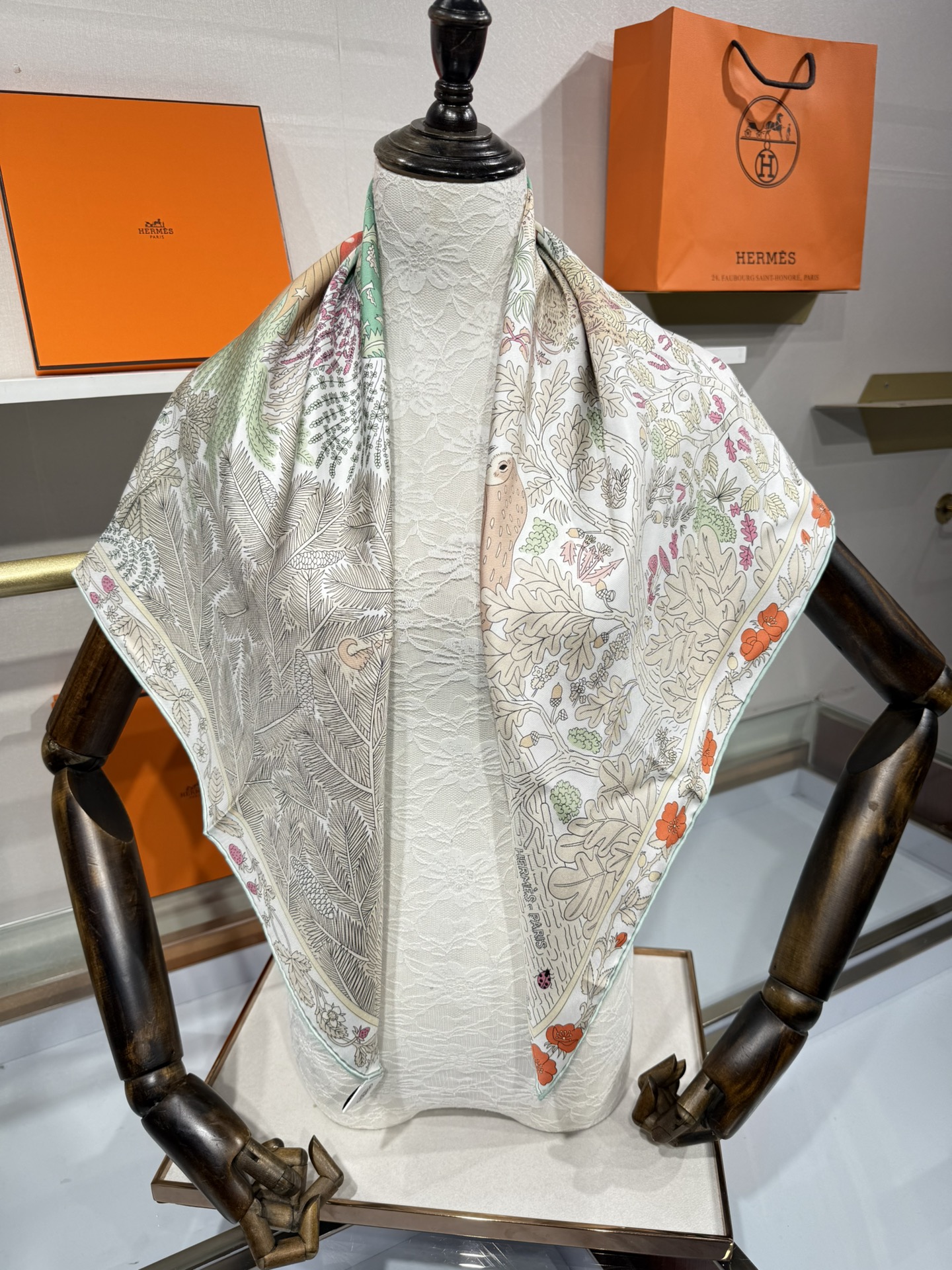 💟终于等到!“于月神之怀”丝巾把森林童话戴上救命!这条“于月神之怀”丝巾的细节，我能盯着看一整天!
画面