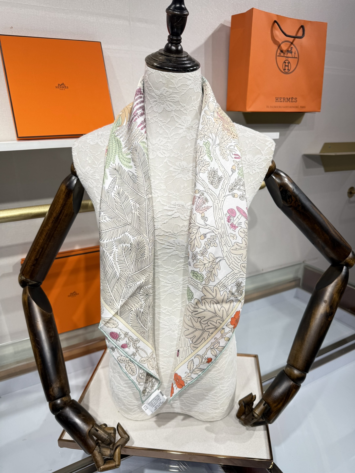 💟终于等到!“于月神之怀”丝巾把森林童话戴上救命!这条“于月神之怀”丝巾的细节，我能盯着看一整天!
画面