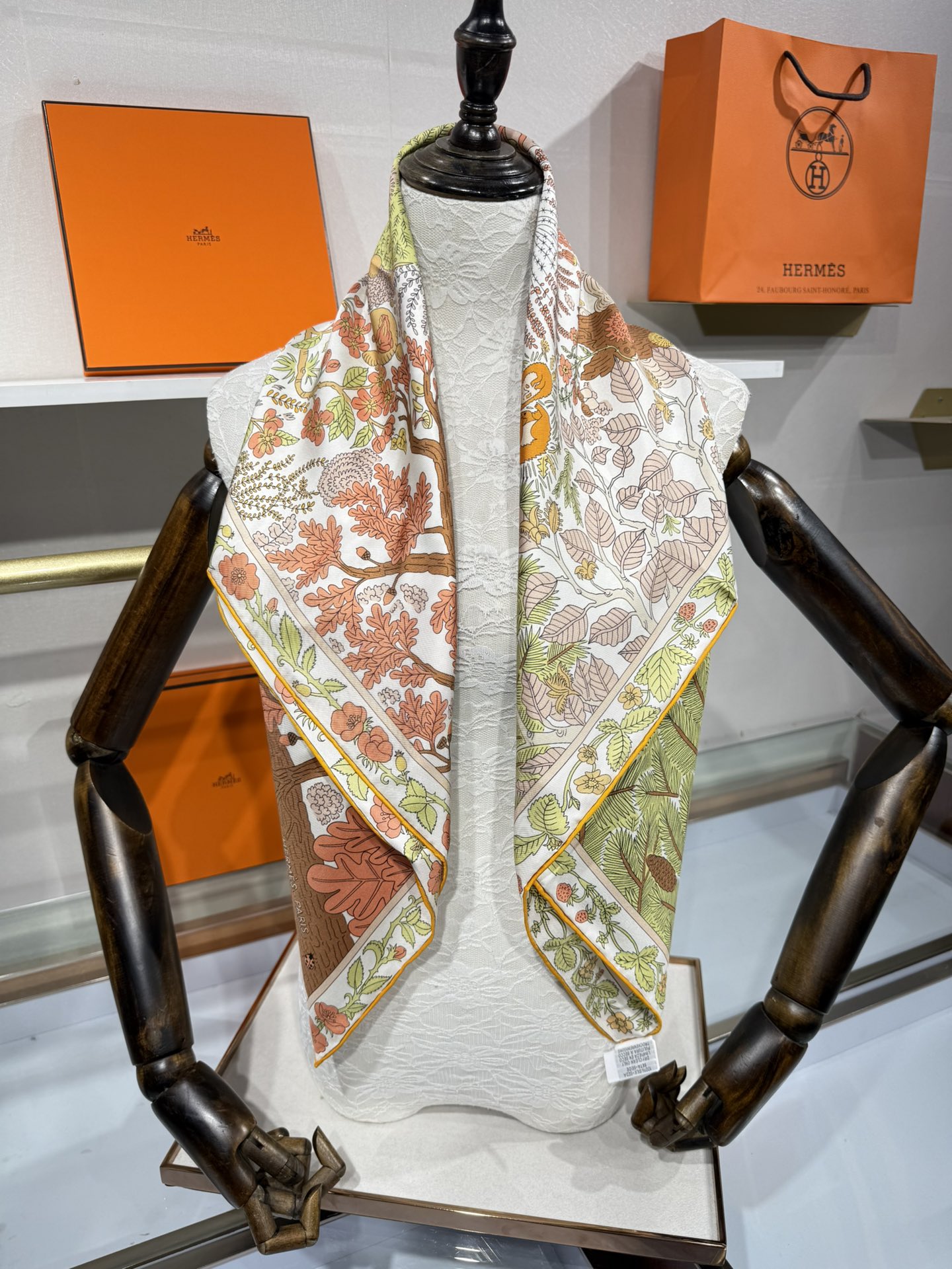 💟终于等到!“于月神之怀”丝巾把森林童话戴上救命!这条“于月神之怀”丝巾的细节，我能盯着看一整天!
画面