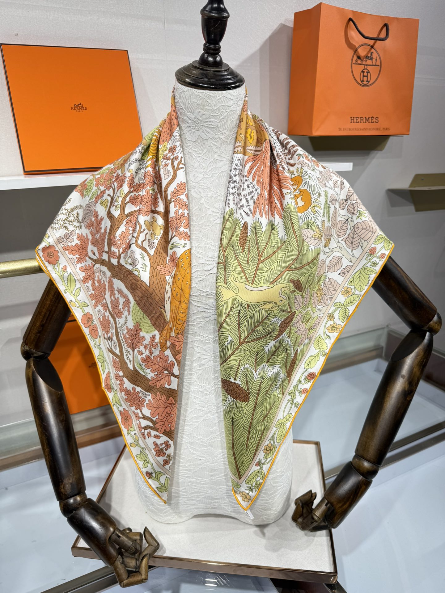 💟终于等到!“于月神之怀”丝巾把森林童话戴上救命!这条“于月神之怀”丝巾的细节，我能盯着看一整天!
画面