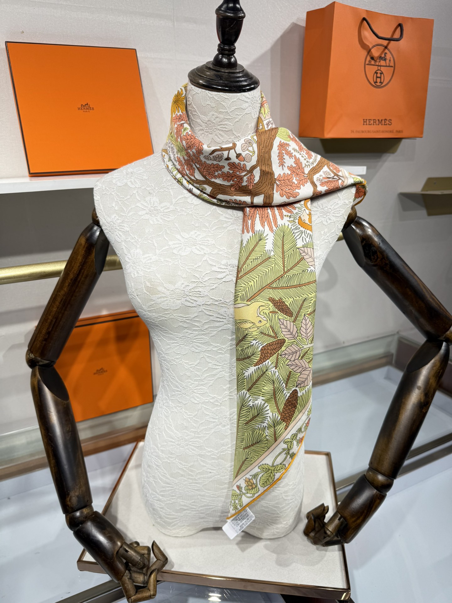 💟终于等到!“于月神之怀”丝巾把森林童话戴上救命!这条“于月神之怀”丝巾的细节，我能盯着看一整天!
画面