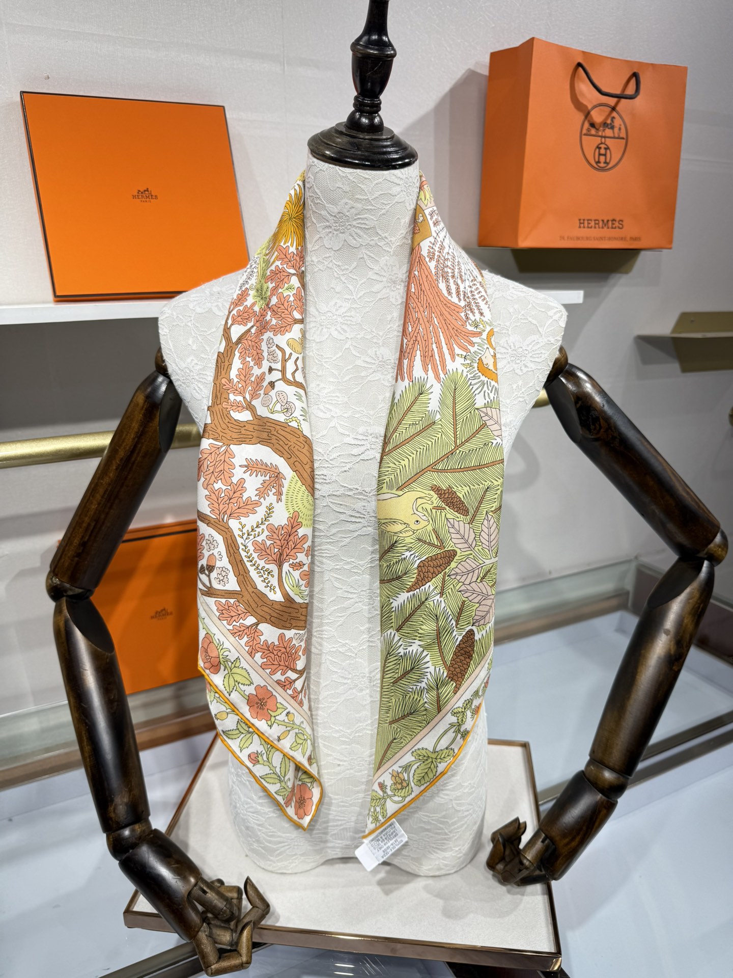 💟终于等到!“于月神之怀”丝巾把森林童话戴上救命!这条“于月神之怀”丝巾的细节，我能盯着看一整天!
画面