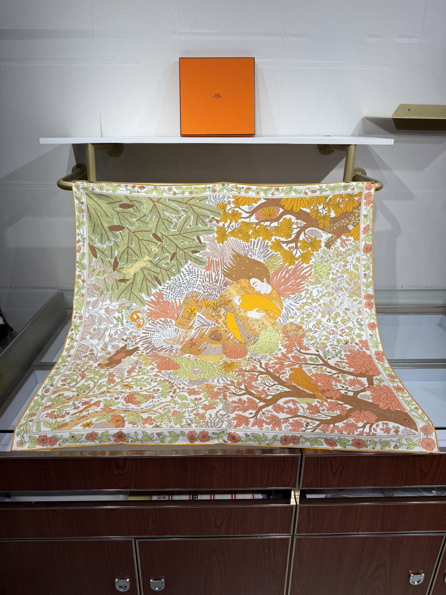 💟终于等到!“于月神之怀”丝巾把森林童话戴上救命!这条“于月神之怀”丝巾的细节，我能盯着看一整天!
画面