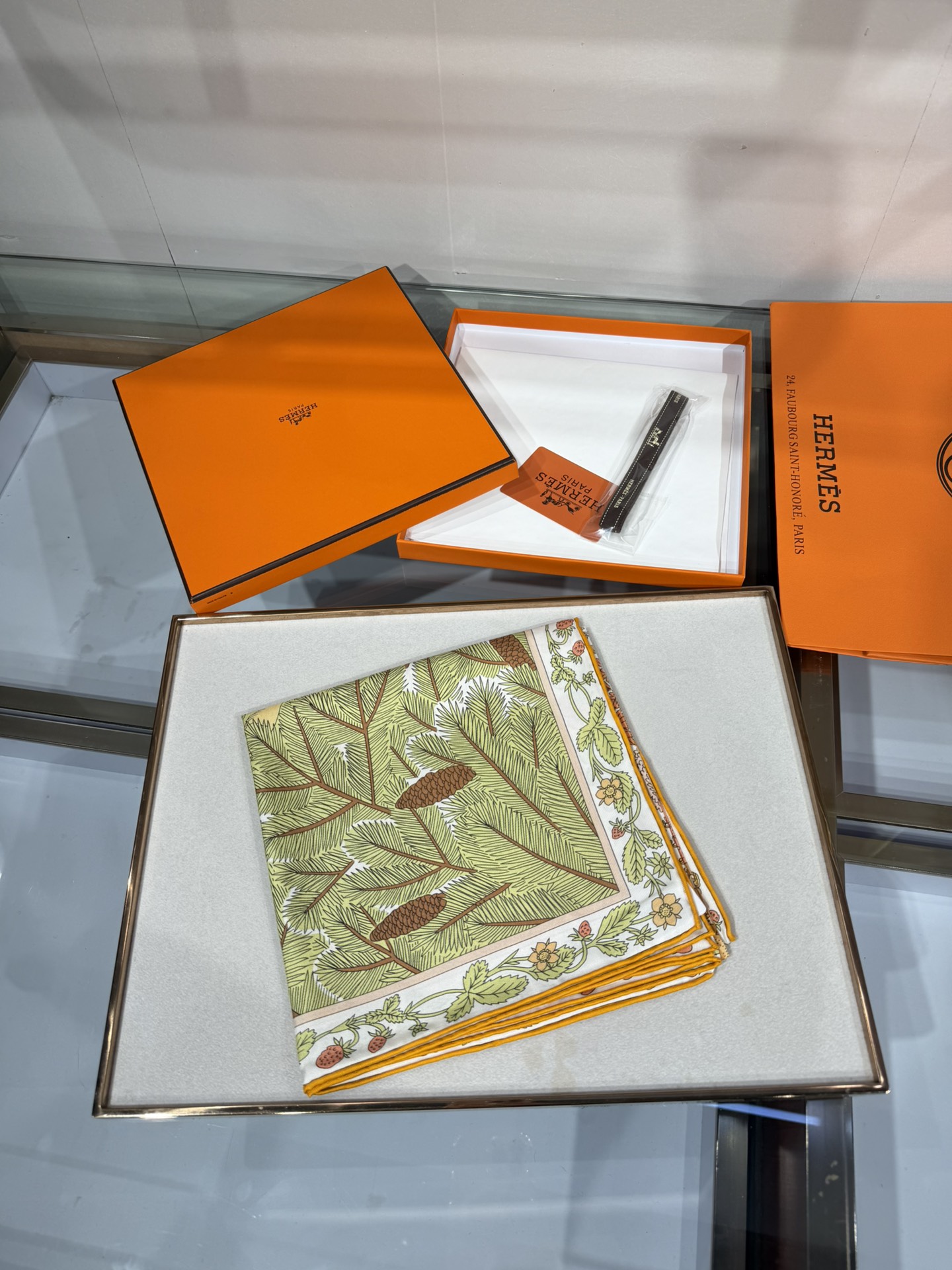 💟终于等到!“于月神之怀”丝巾把森林童话戴上救命!这条“于月神之怀”丝巾的细节，我能盯着看一整天!
画面