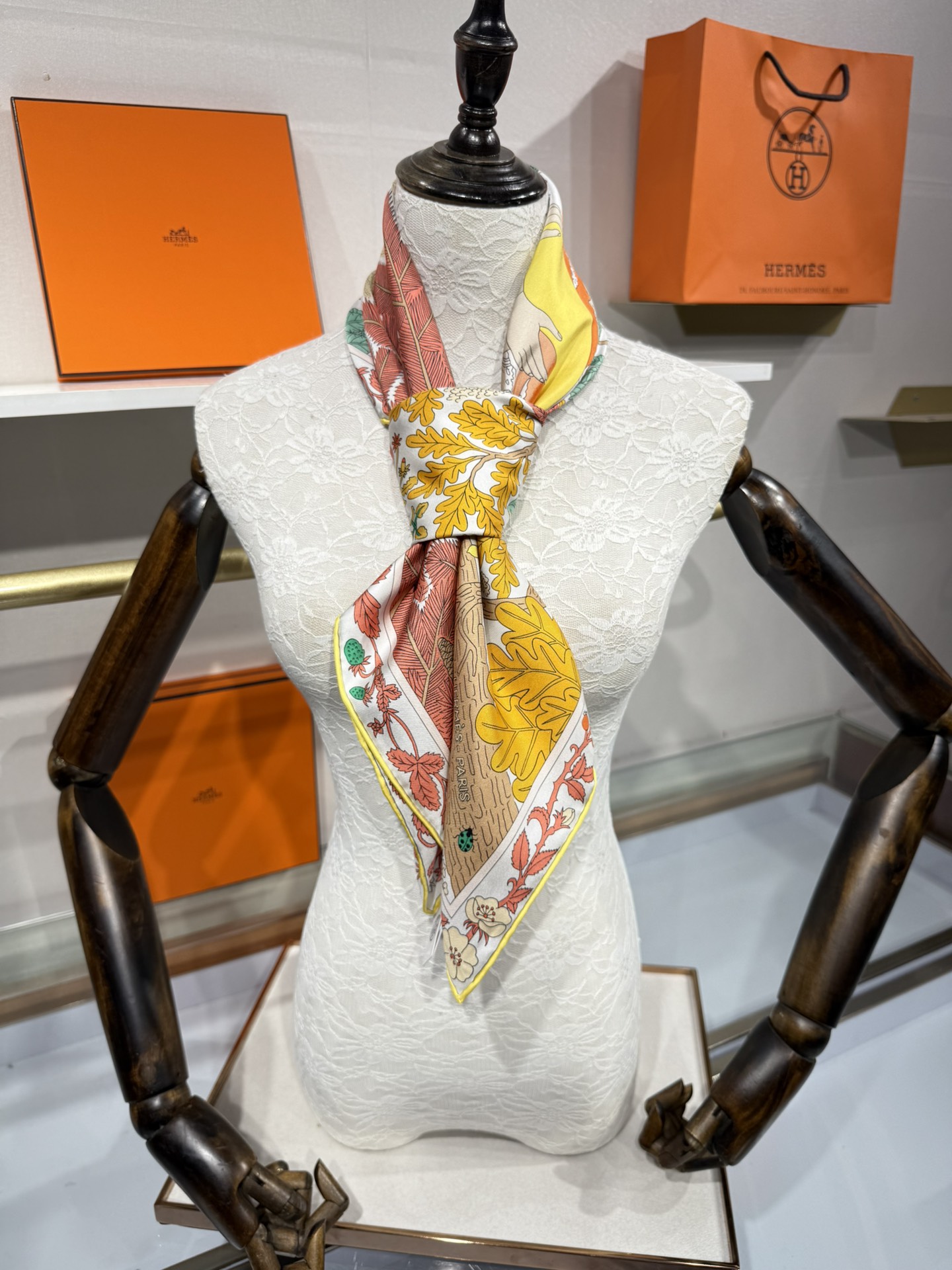 💟终于等到!“于月神之怀”丝巾把森林童话戴上救命!这条“于月神之怀”丝巾的细节，我能盯着看一整天!
画面