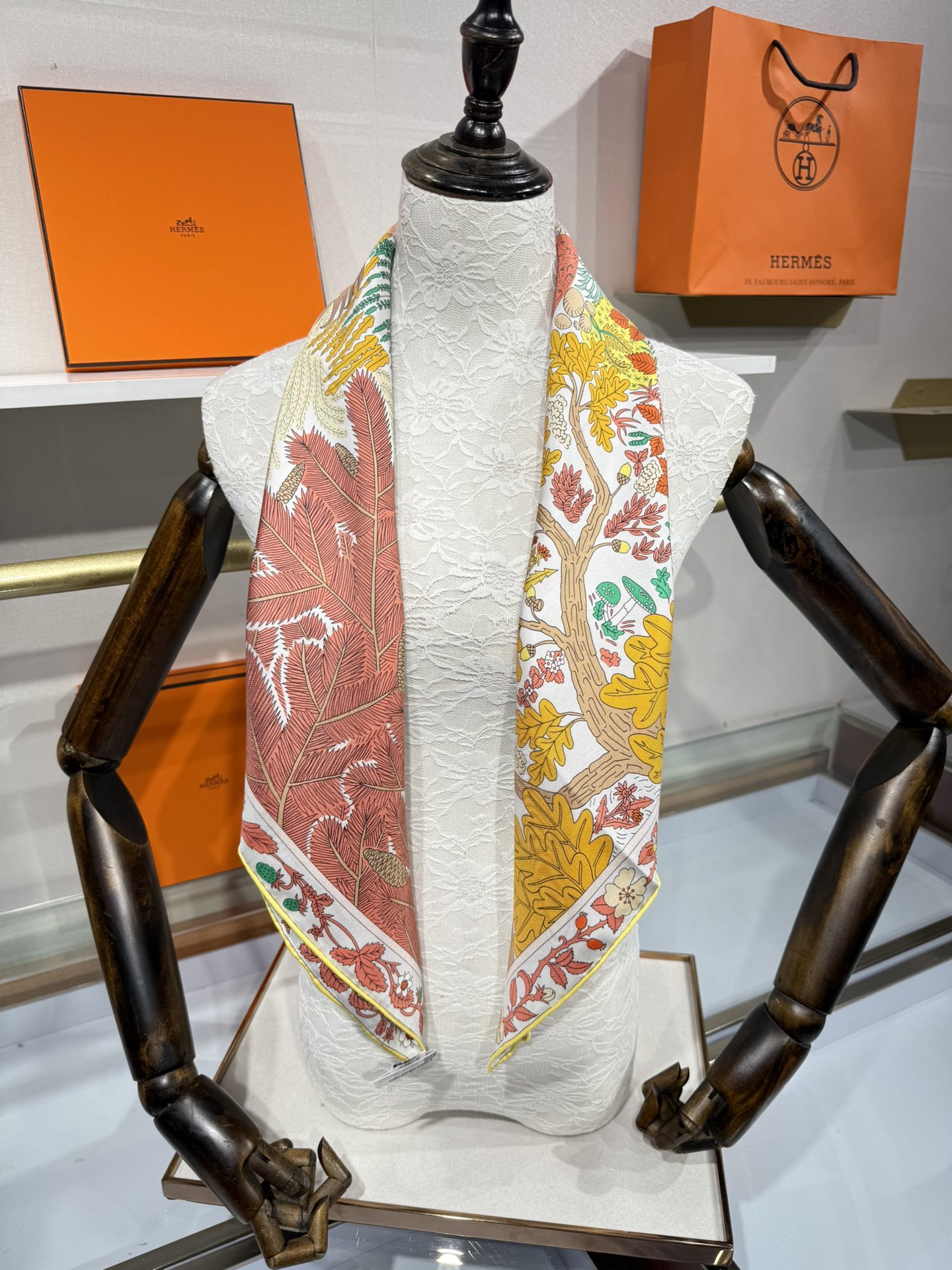 💟终于等到!“于月神之怀”丝巾把森林童话戴上救命!这条“于月神之怀”丝巾的细节，我能盯着看一整天!
画面