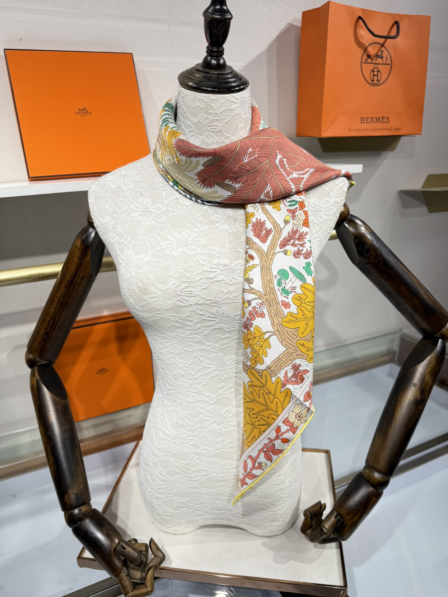 💟终于等到!“于月神之怀”丝巾把森林童话戴上救命!这条“于月神之怀”丝巾的细节，我能盯着看一整天!
画面