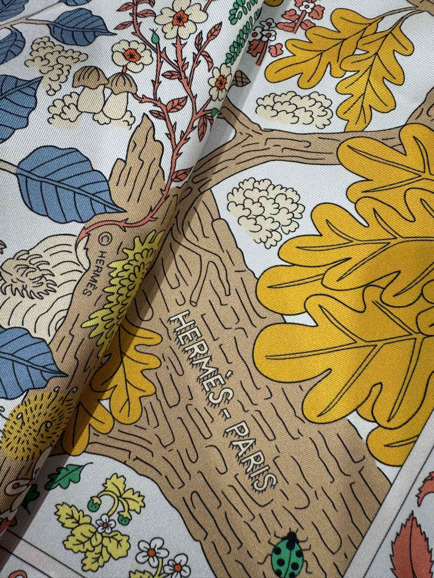 💟终于等到!“于月神之怀”丝巾把森林童话戴上救命!这条“于月神之怀”丝巾的细节，我能盯着看一整天!
画面