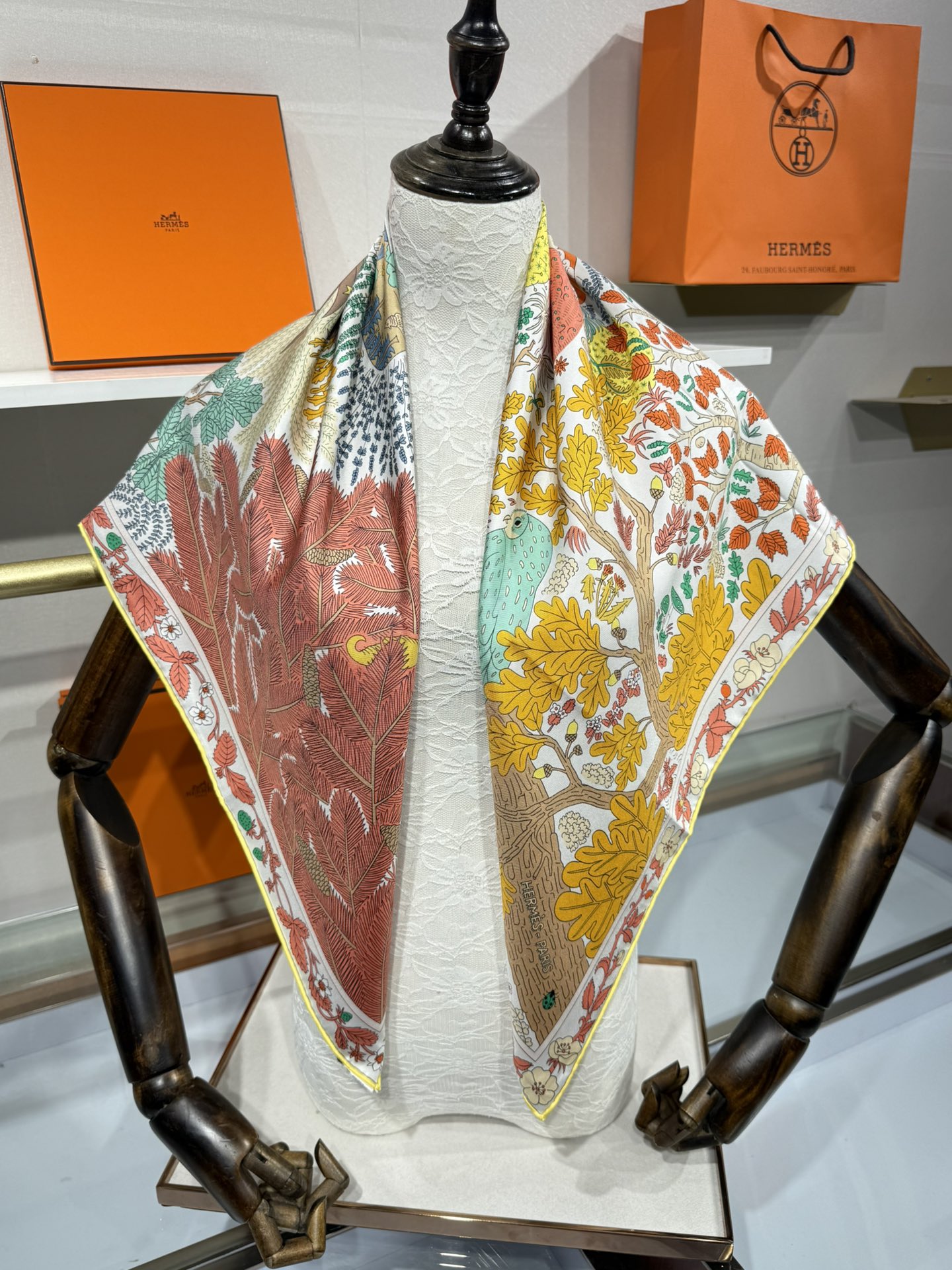 💟终于等到!“于月神之怀”丝巾把森林童话戴上救命!这条“于月神之怀”丝巾的细节，我能盯着看一整天!
画面