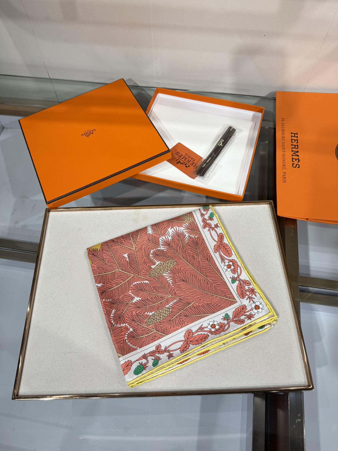 💟终于等到!“于月神之怀”丝巾把森林童话戴上救命!这条“于月神之怀”丝巾的细节，我能盯着看一整天!
画面