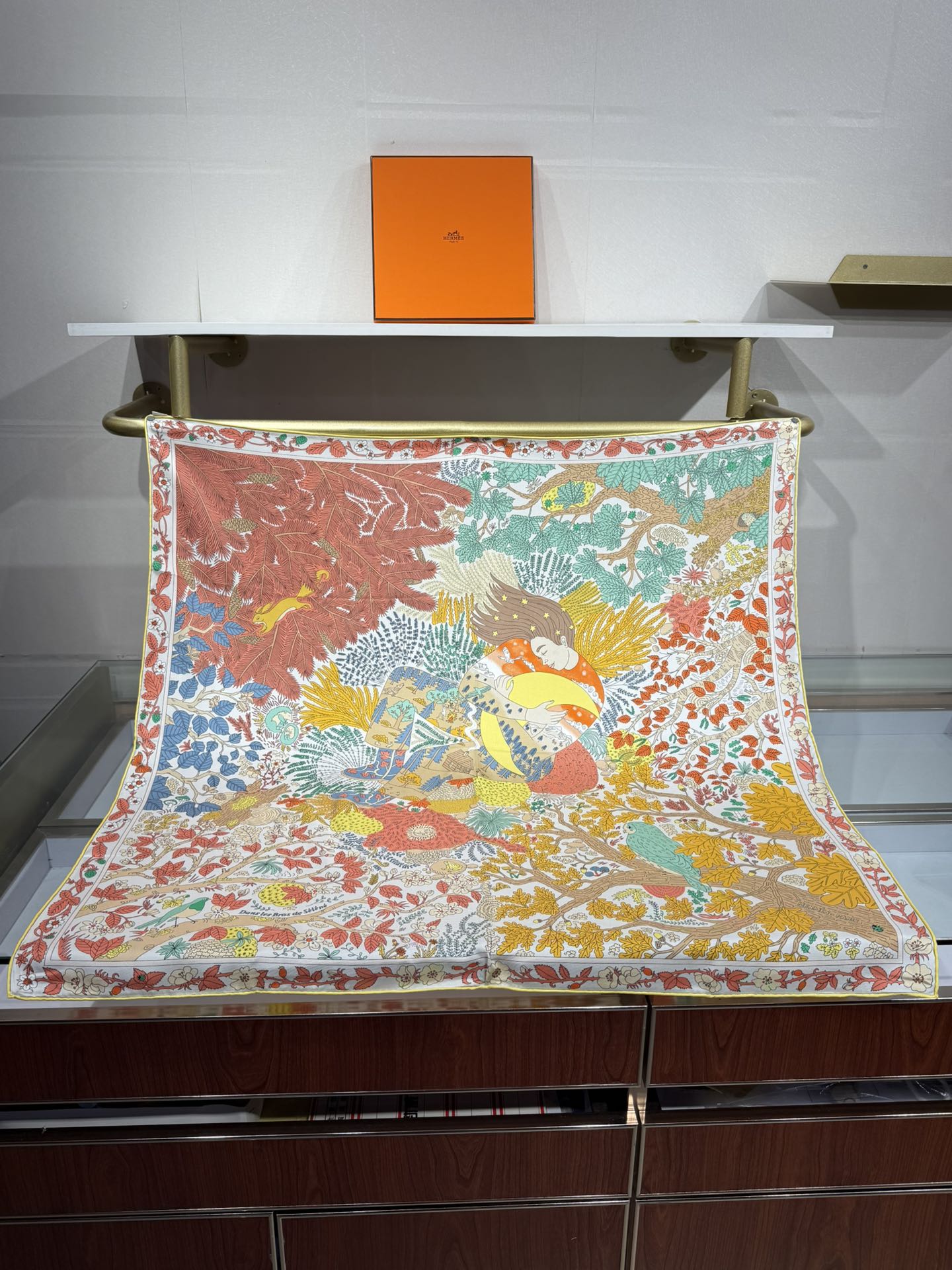 💟终于等到!“于月神之怀”丝巾把森林童话戴上救命!这条“于月神之怀”丝巾的细节，我能盯着看一整天!
画面