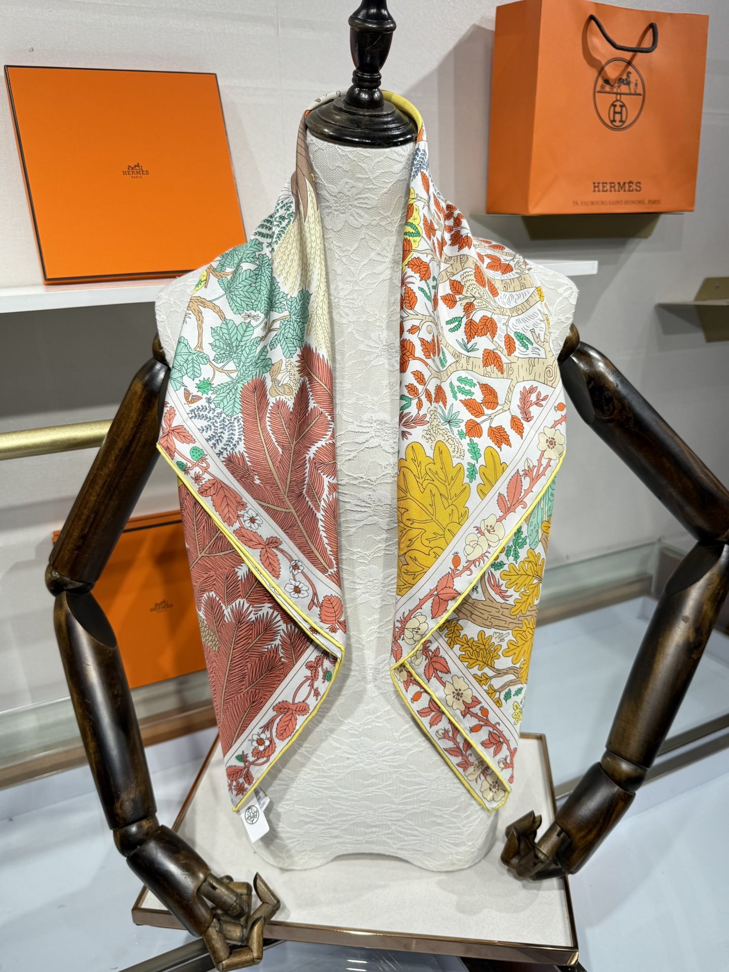 💟终于等到!“于月神之怀”丝巾把森林童话戴上救命!这条“于月神之怀”丝巾的细节，我能盯着看一整天!
画面