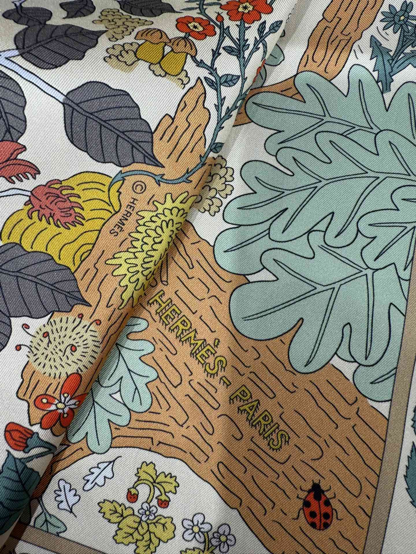 💟终于等到!“于月神之怀”丝巾把森林童话戴上救命!这条“于月神之怀”丝巾的细节，我能盯着看一整天!
画面