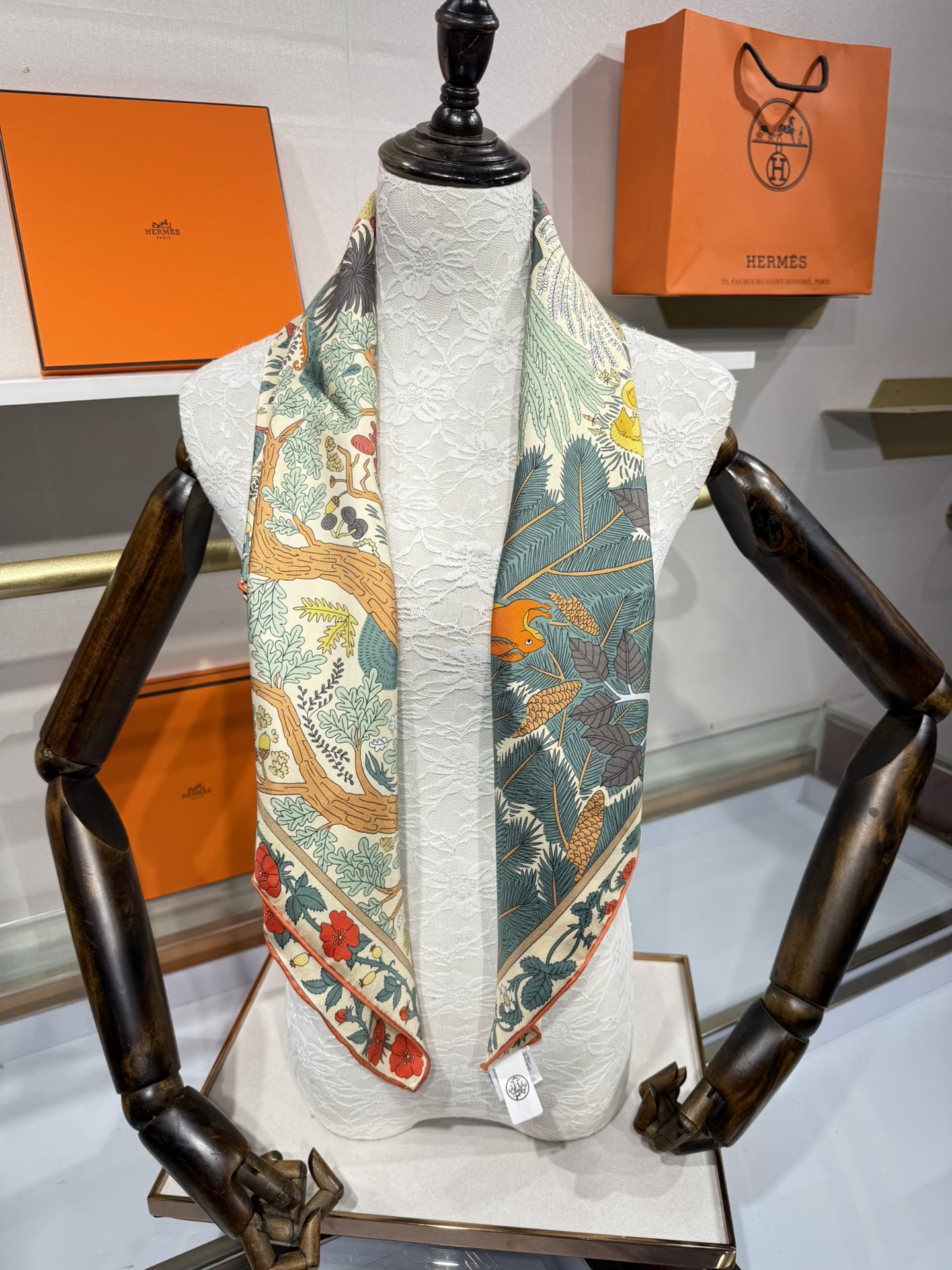 💟终于等到!“于月神之怀”丝巾把森林童话戴上救命!这条“于月神之怀”丝巾的细节，我能盯着看一整天!
画面