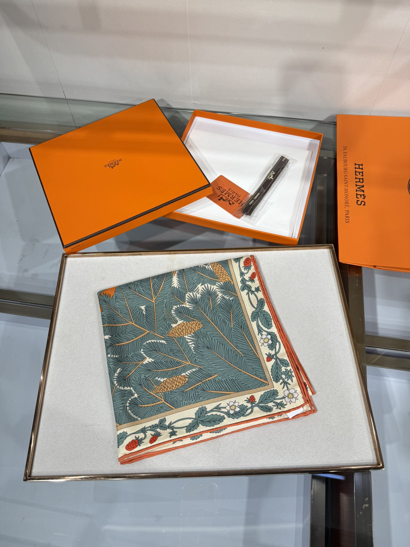 💟终于等到!“于月神之怀”丝巾把森林童话戴上救命!这条“于月神之怀”丝巾的细节，我能盯着看一整天!
画面