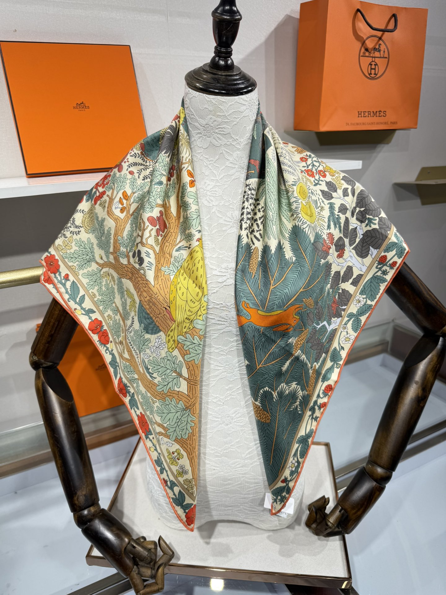 💟终于等到!“于月神之怀”丝巾把森林童话戴上救命!这条“于月神之怀”丝巾的细节，我能盯着看一整天!
画面