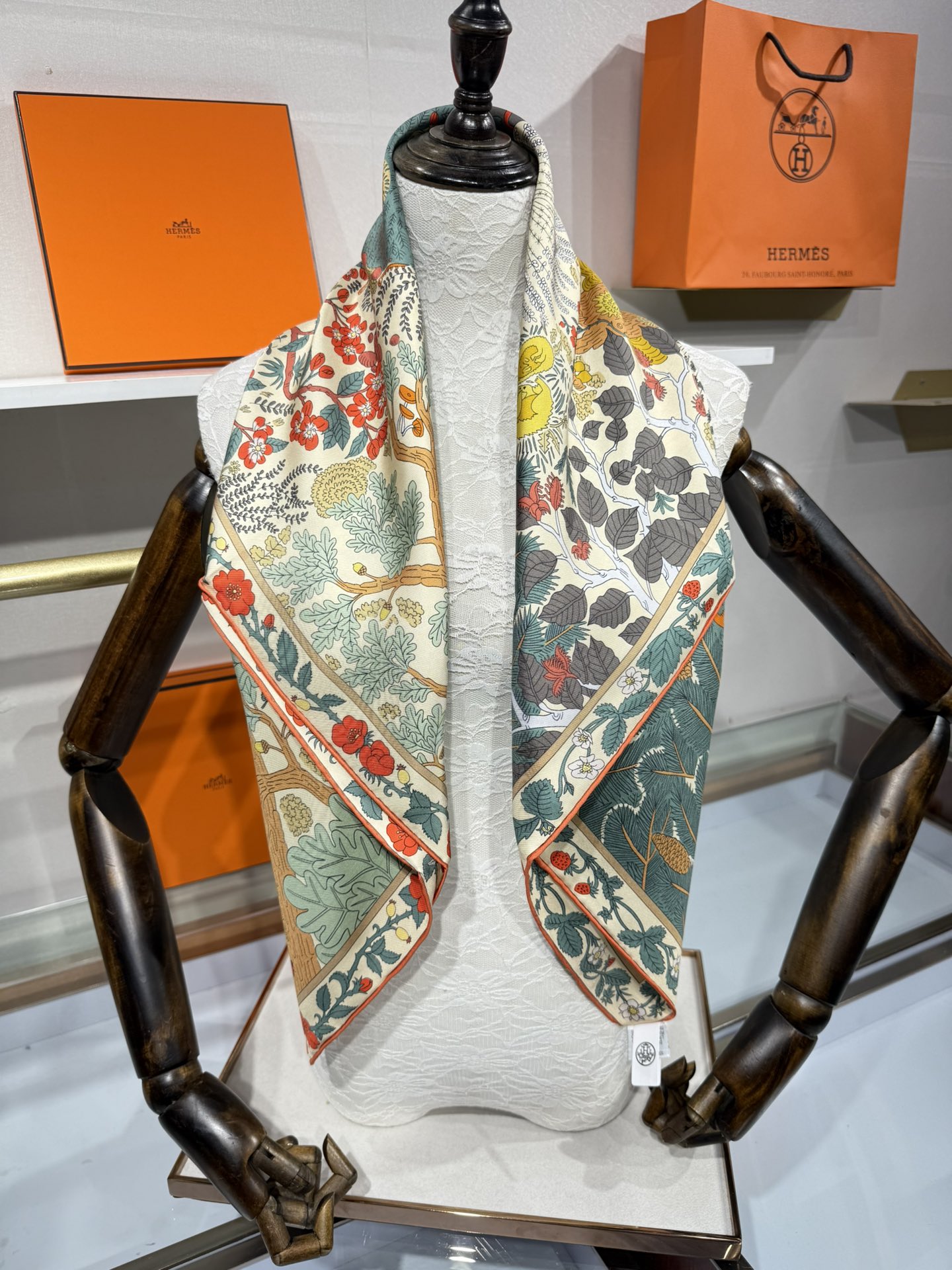 💟终于等到!“于月神之怀”丝巾把森林童话戴上救命!这条“于月神之怀”丝巾的细节，我能盯着看一整天!
画面