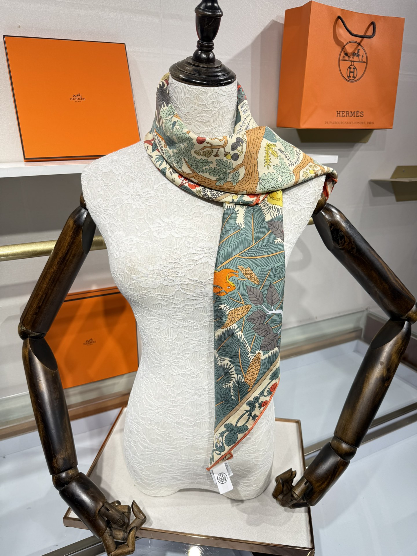 💟终于等到!“于月神之怀”丝巾把森林童话戴上救命!这条“于月神之怀”丝巾的细节，我能盯着看一整天!
画面