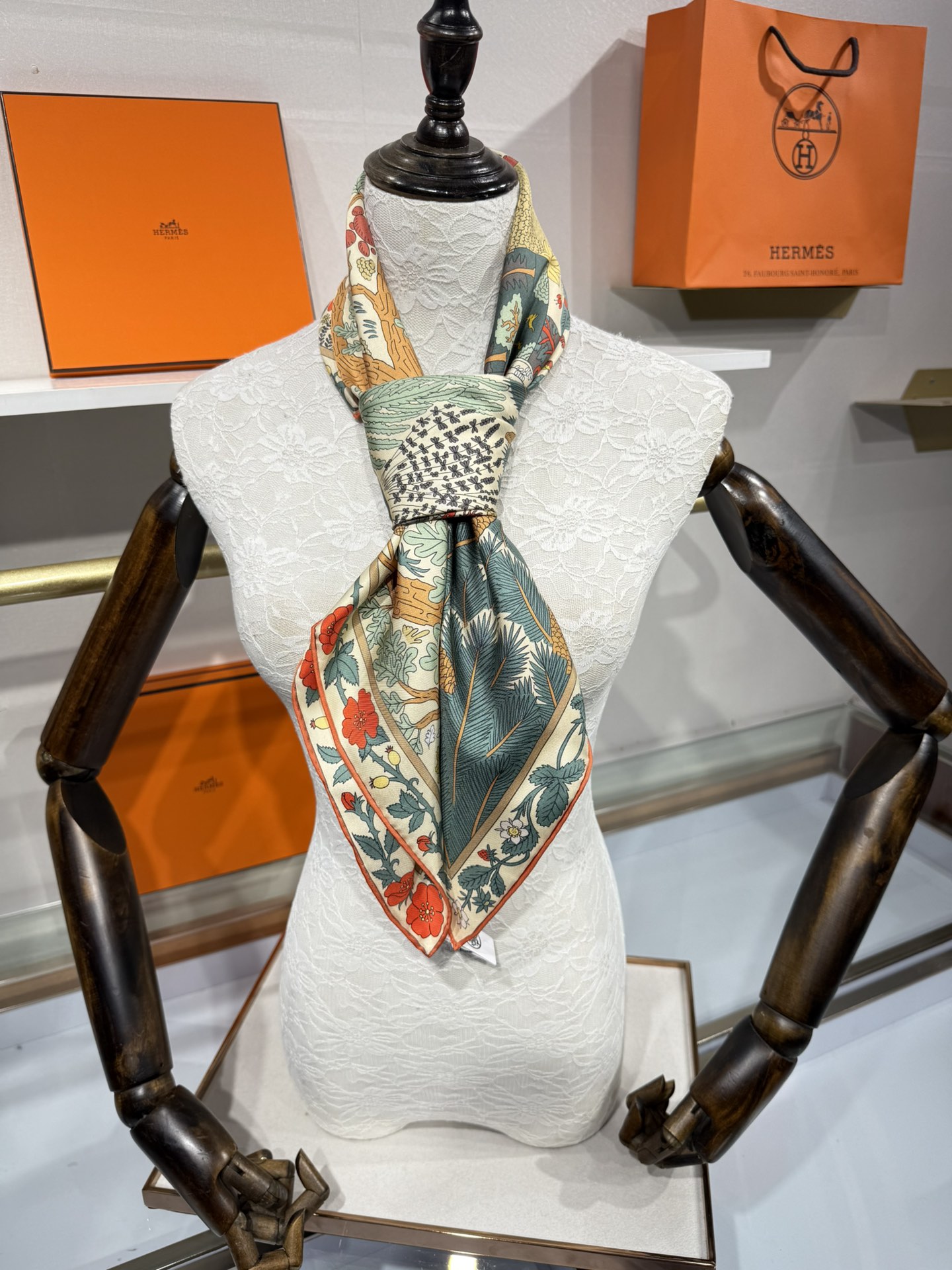 💟终于等到!“于月神之怀”丝巾把森林童话戴上救命!这条“于月神之怀”丝巾的细节，我能盯着看一整天!
画面