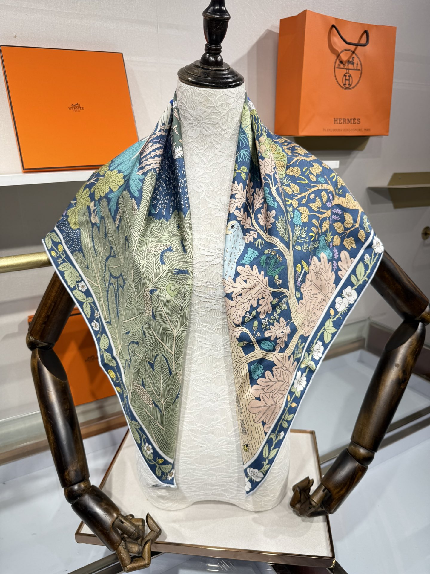 💟终于等到!“于月神之怀”丝巾把森林童话戴上救命!这条“于月神之怀”丝巾的细节，我能盯着看一整天!
画面