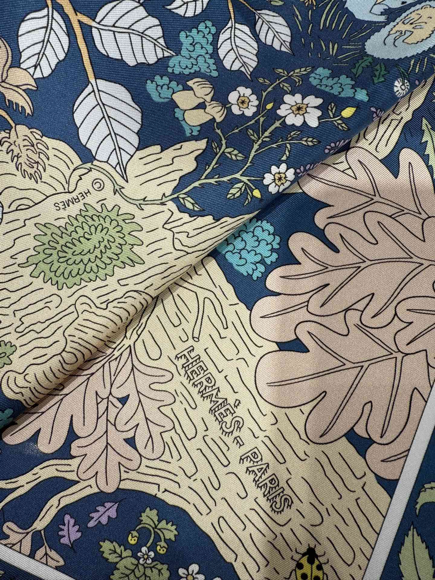 💟终于等到!“于月神之怀”丝巾把森林童话戴上救命!这条“于月神之怀”丝巾的细节，我能盯着看一整天!
画面