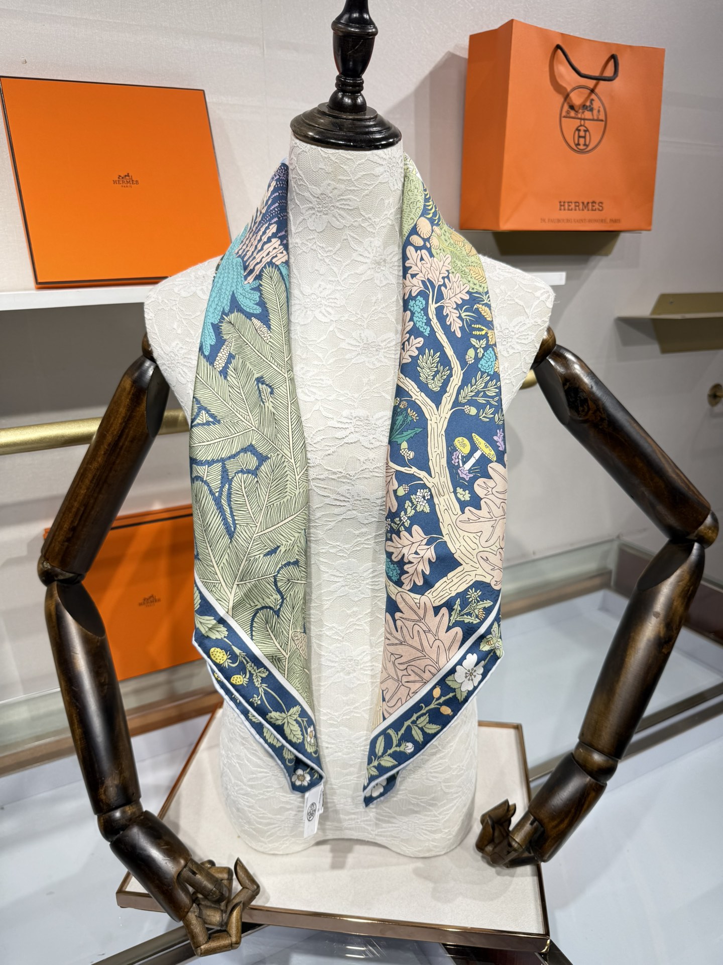 💟终于等到!“于月神之怀”丝巾把森林童话戴上救命!这条“于月神之怀”丝巾的细节，我能盯着看一整天!
画面