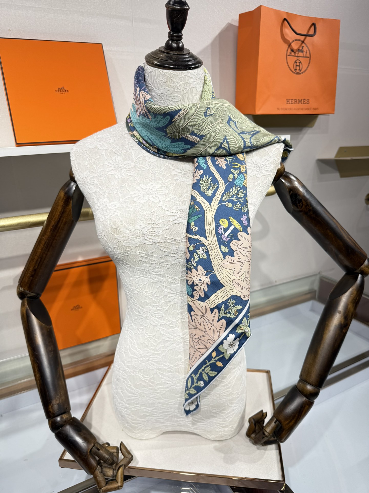 💟终于等到!“于月神之怀”丝巾把森林童话戴上救命!这条“于月神之怀”丝巾的细节，我能盯着看一整天!
画面