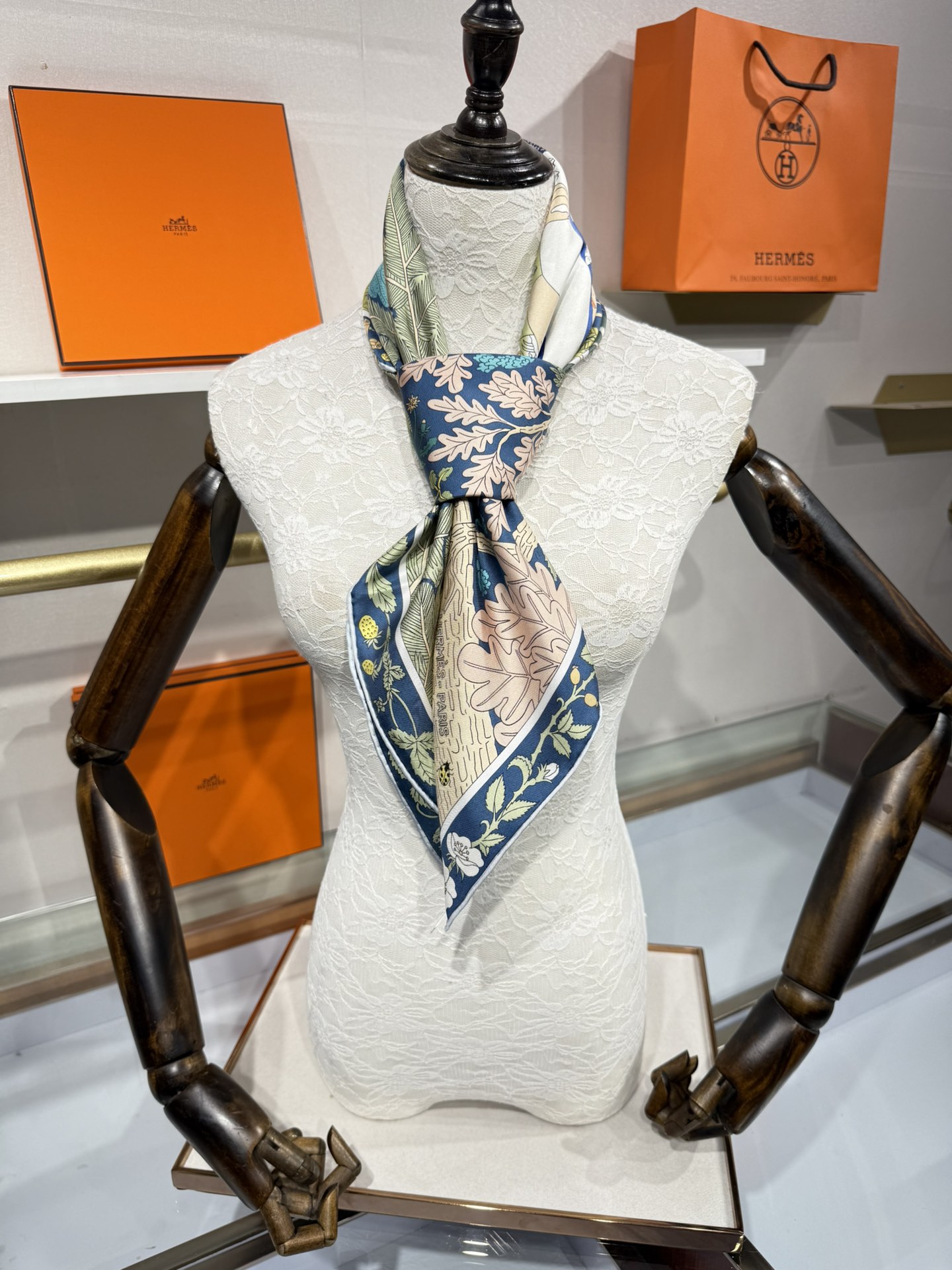 💟终于等到!“于月神之怀”丝巾把森林童话戴上救命!这条“于月神之怀”丝巾的细节，我能盯着看一整天!
画面