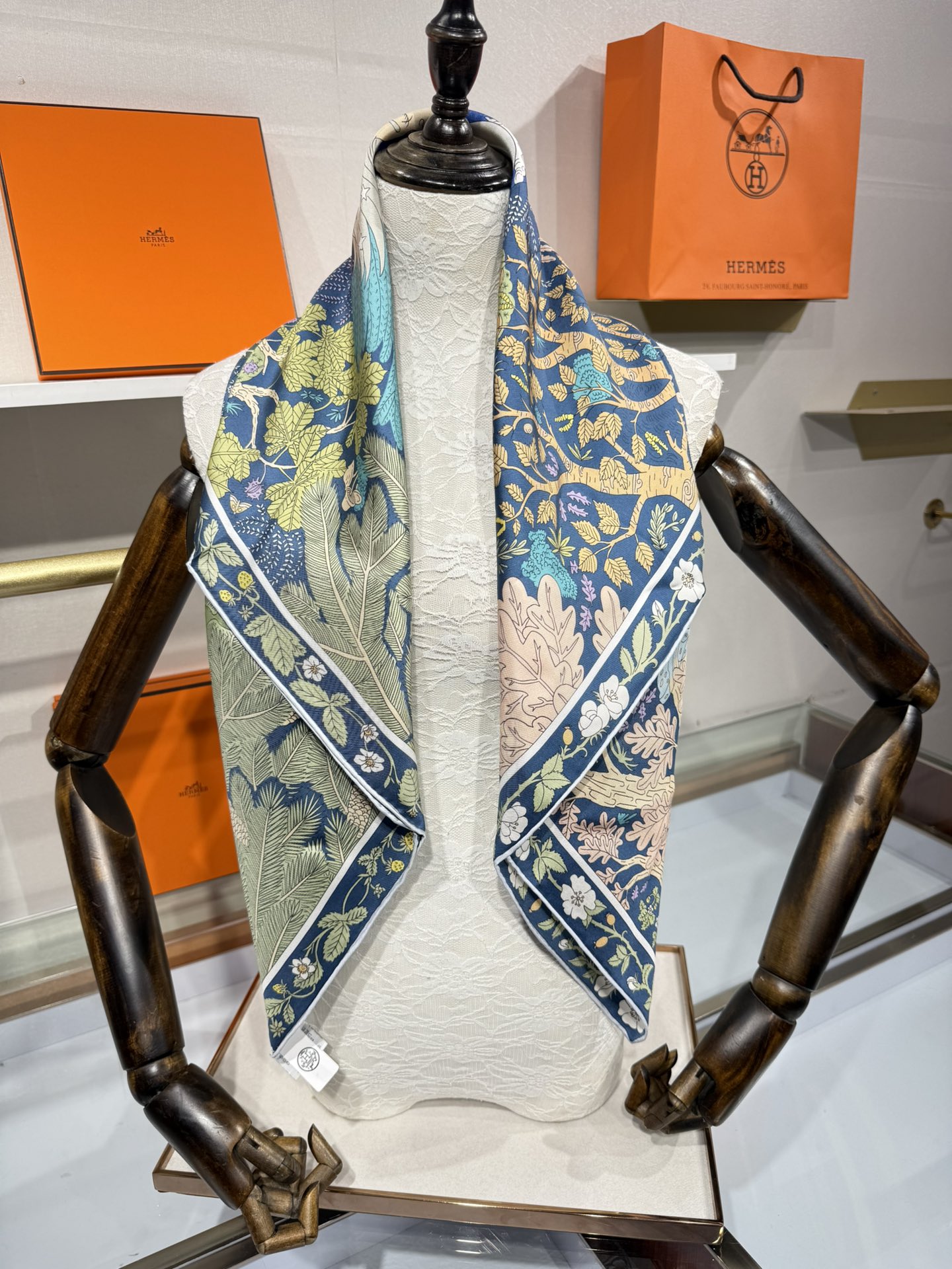 💟终于等到!“于月神之怀”丝巾把森林童话戴上救命!这条“于月神之怀”丝巾的细节，我能盯着看一整天!
画面