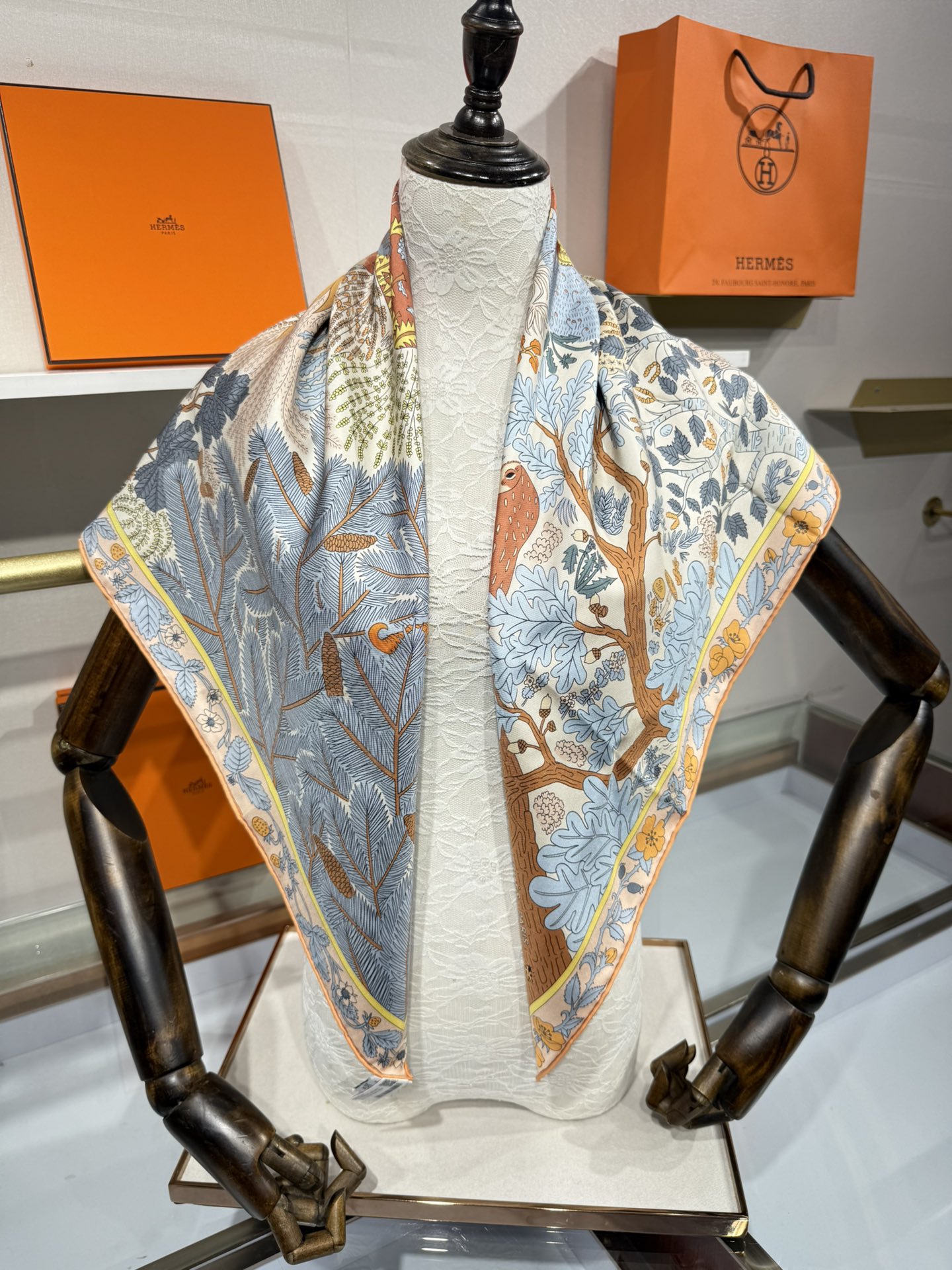 💟终于等到!“于月神之怀”丝巾把森林童话戴上救命!这条“于月神之怀”丝巾的细节，我能盯着看一整天!
画面