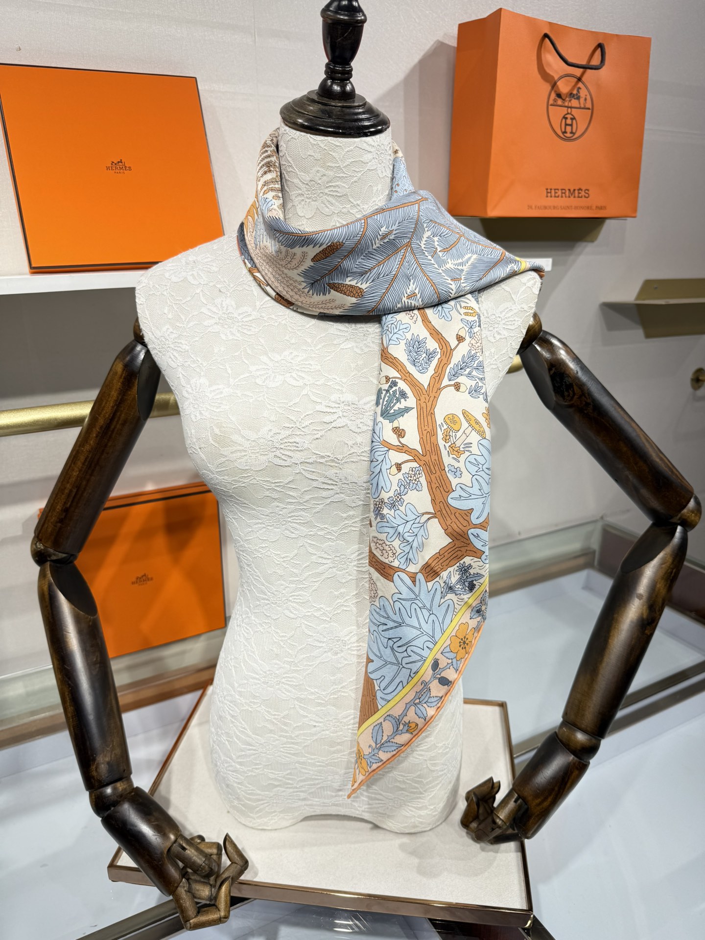 💟终于等到!“于月神之怀”丝巾把森林童话戴上救命!这条“于月神之怀”丝巾的细节，我能盯着看一整天!
画面